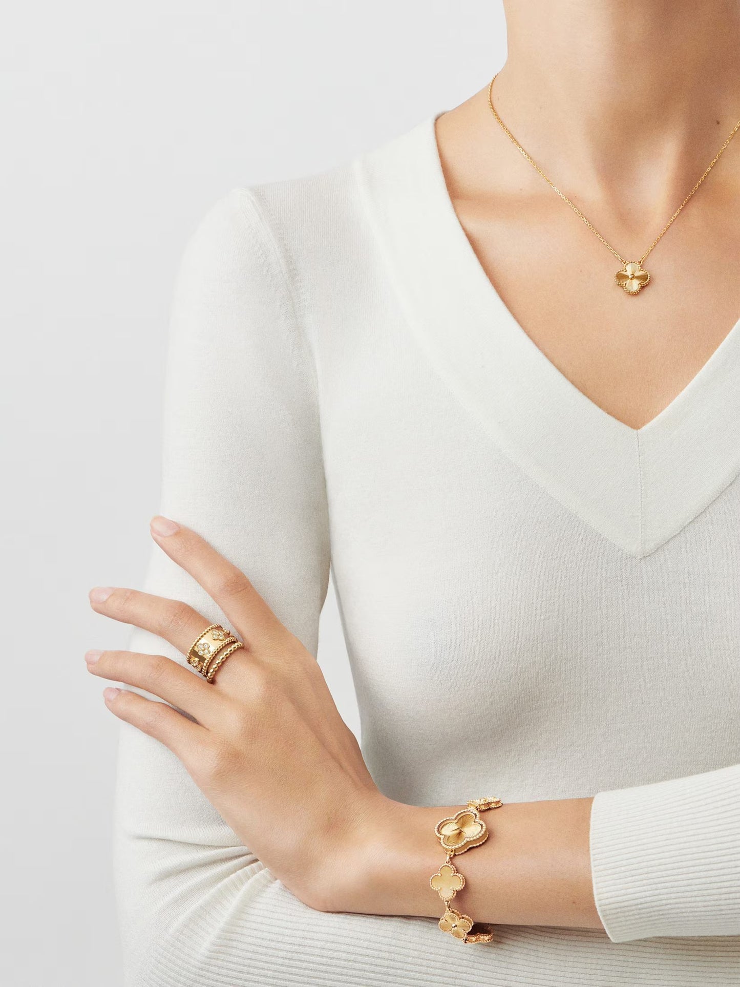 Vintage Alhambra pendant, guilloché 18K yellow gold.