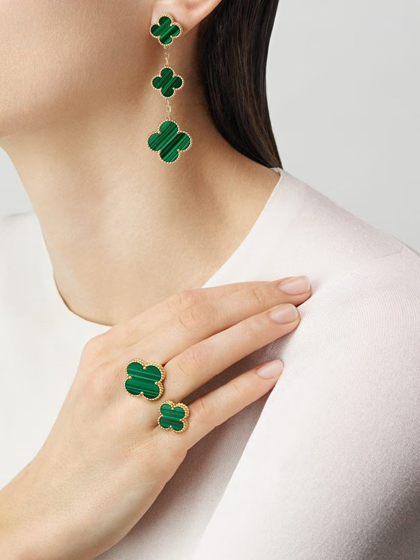 Magic Alhambra Between the Finger ring, 18K yellow gold, malachite.