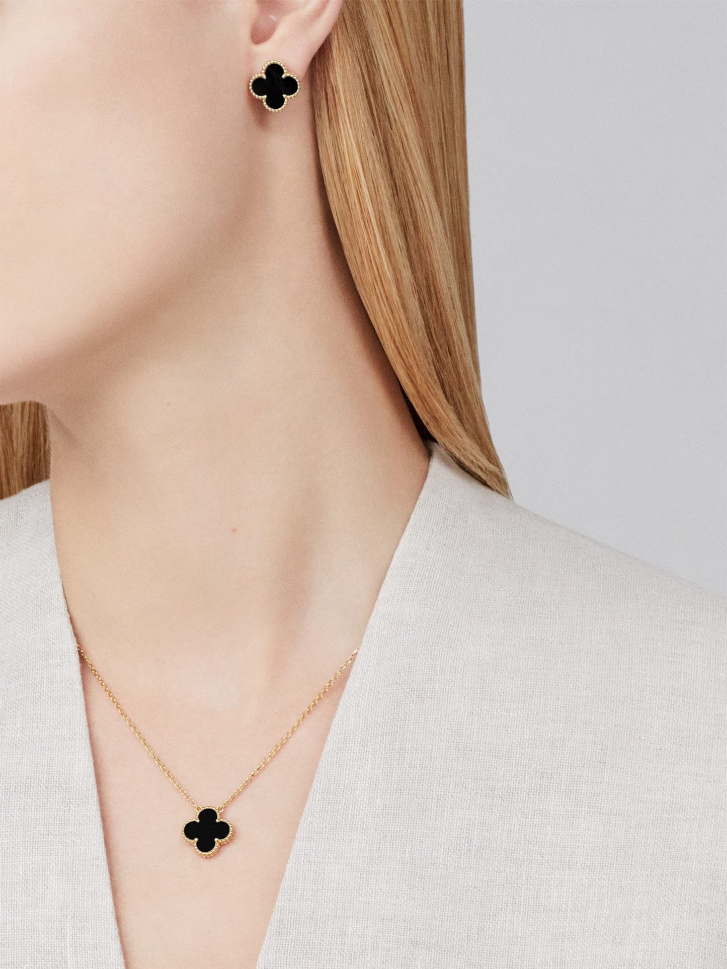 Vintage Alhambra pendant, 18K yellow gold, onyx.