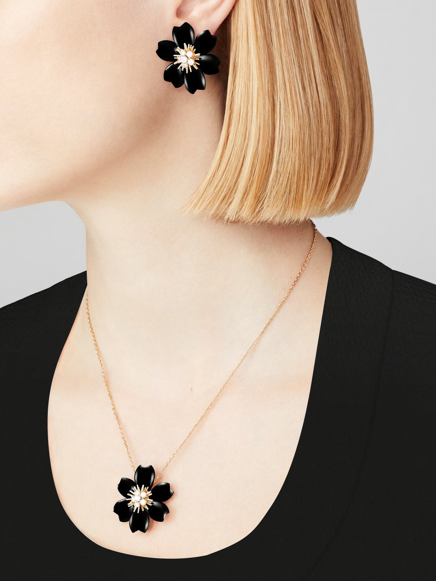 Rose de Noël earrings, small model, 18K yellow gold, onyx, round diamonds.