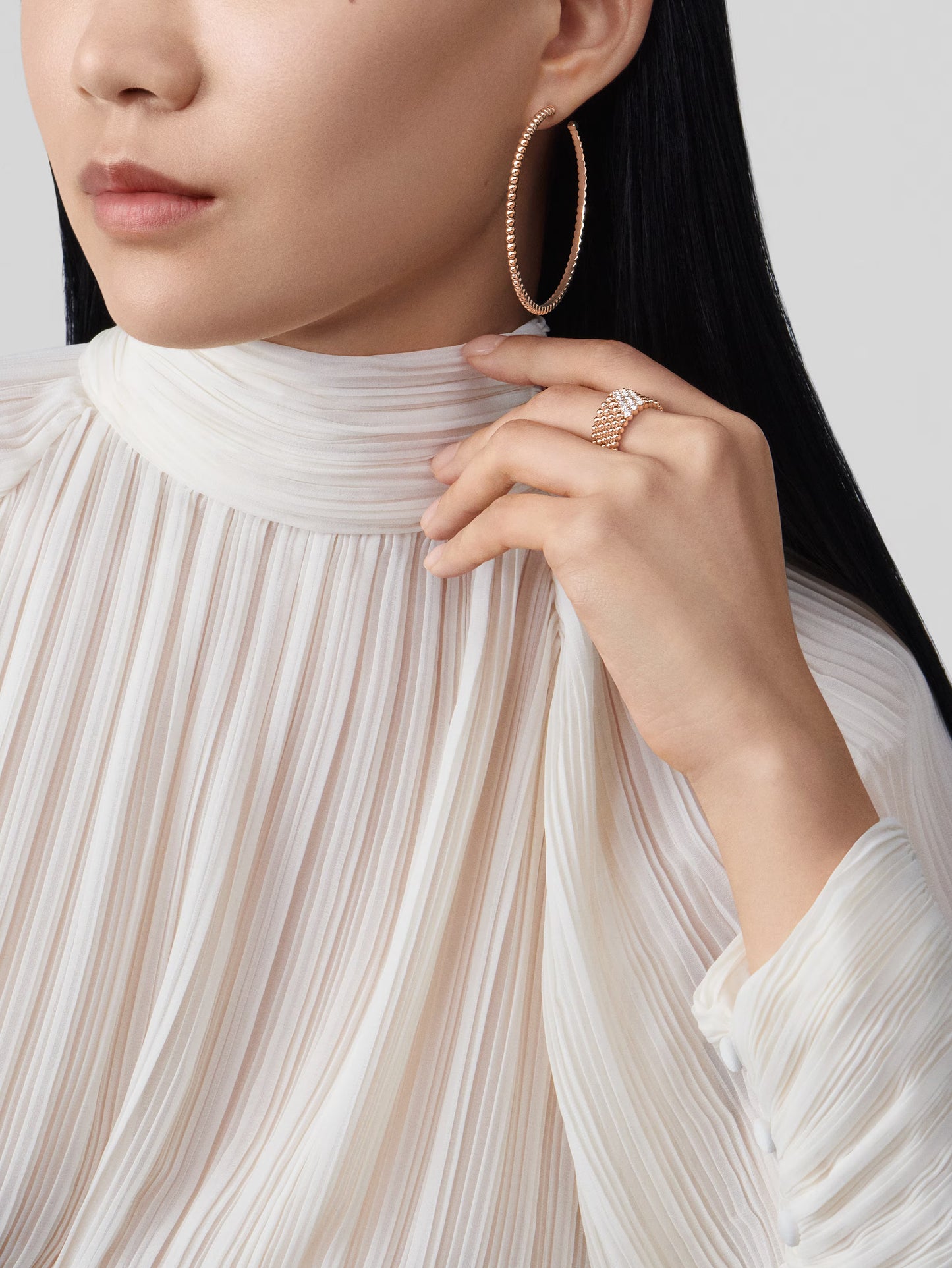 Perlée pearls of gold hoop earrings, 18K rose gold, large model.