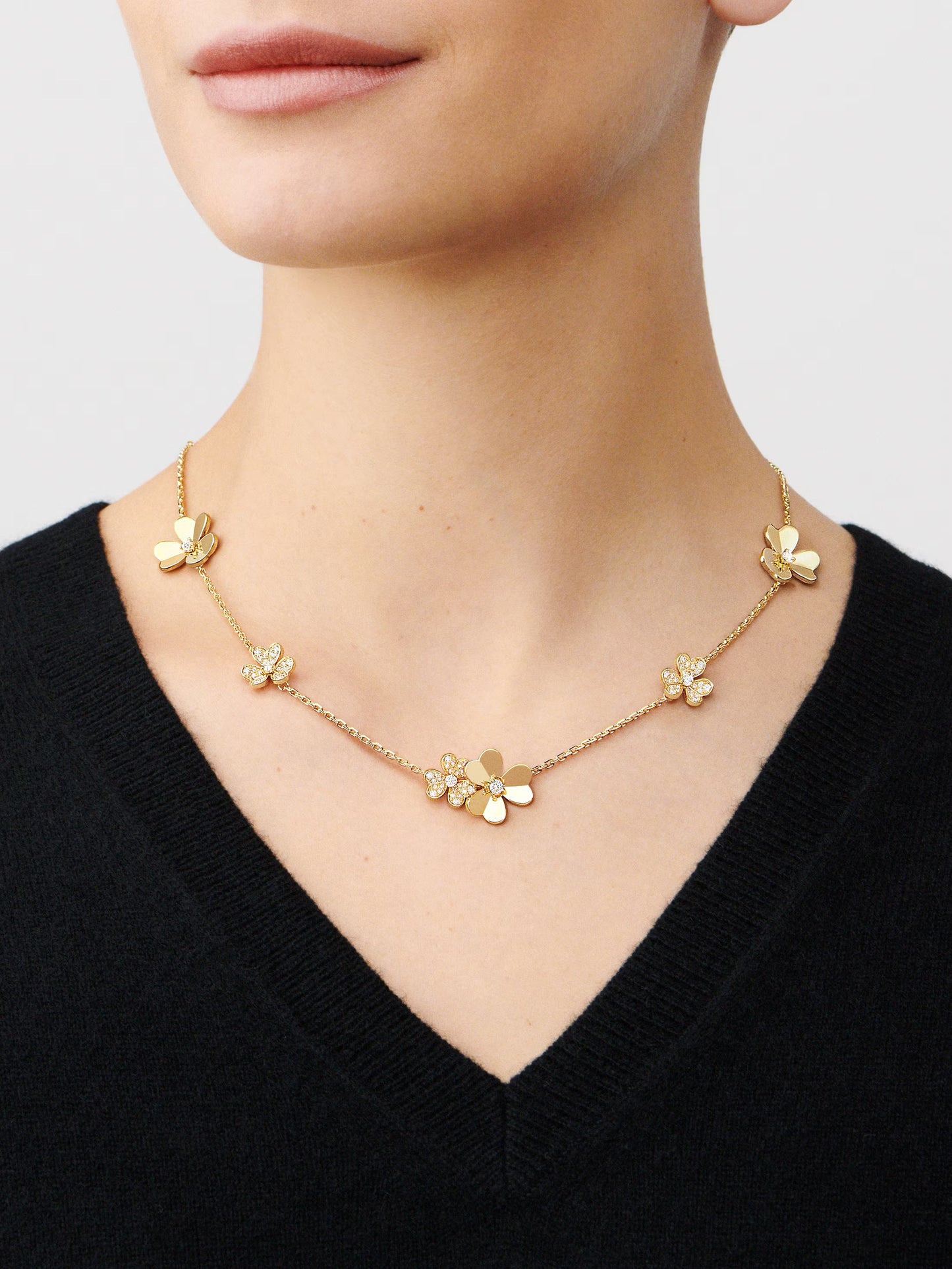 Frivole necklace, 9 flowers, 18K yellow gold, round diamonds.