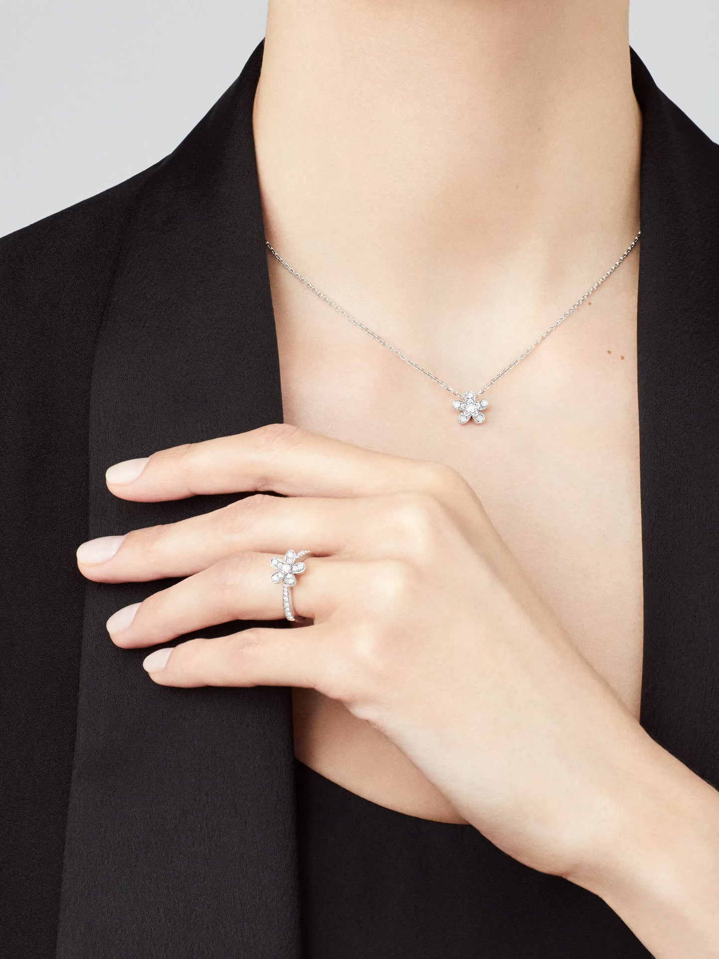 Socrate pendant, 1 flower, rhodium plated 18K white gold, round diamonds