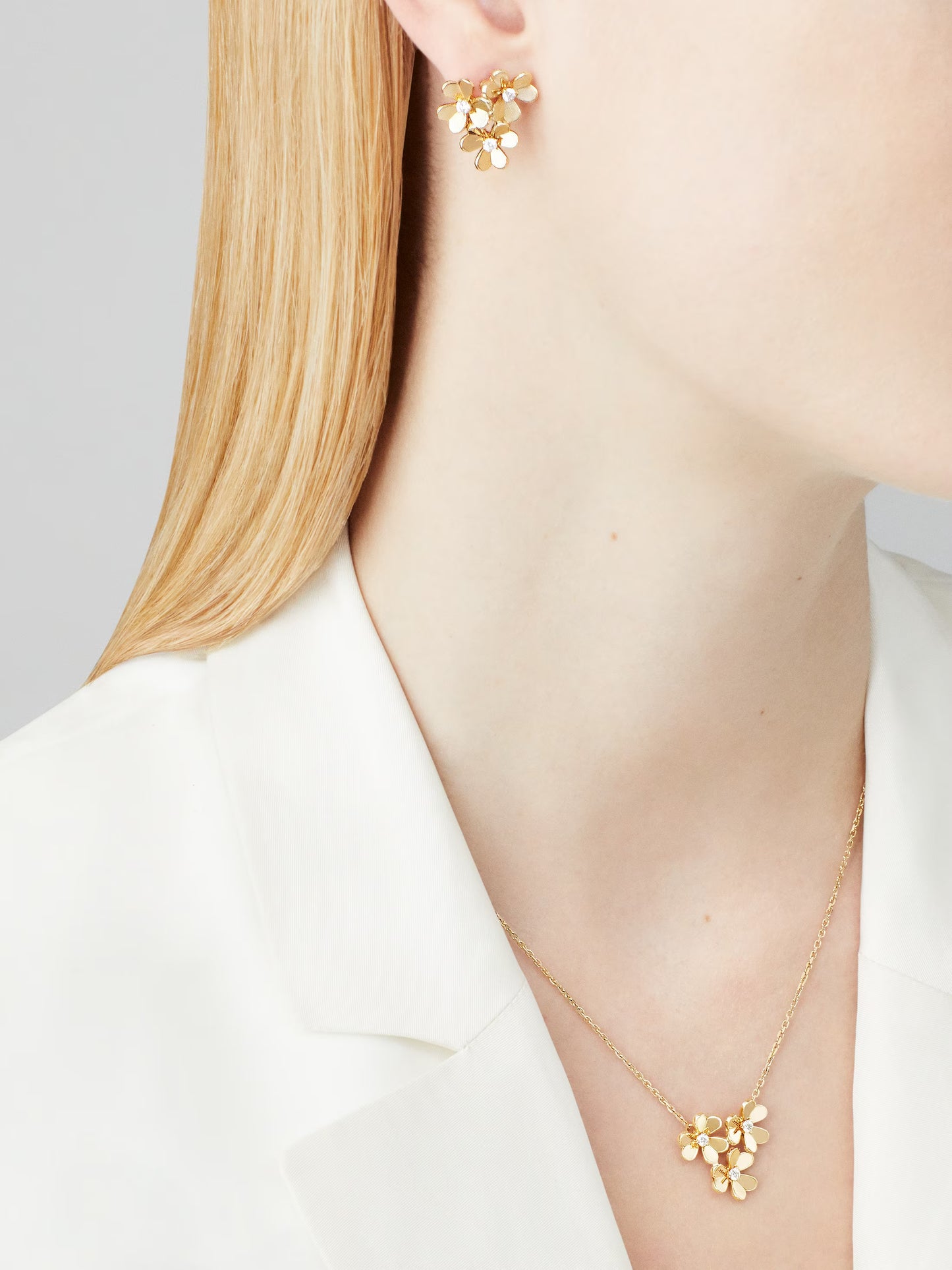 Frivole pendant, 3 flowers, mini model, 18K yellow gold, round diamonds.