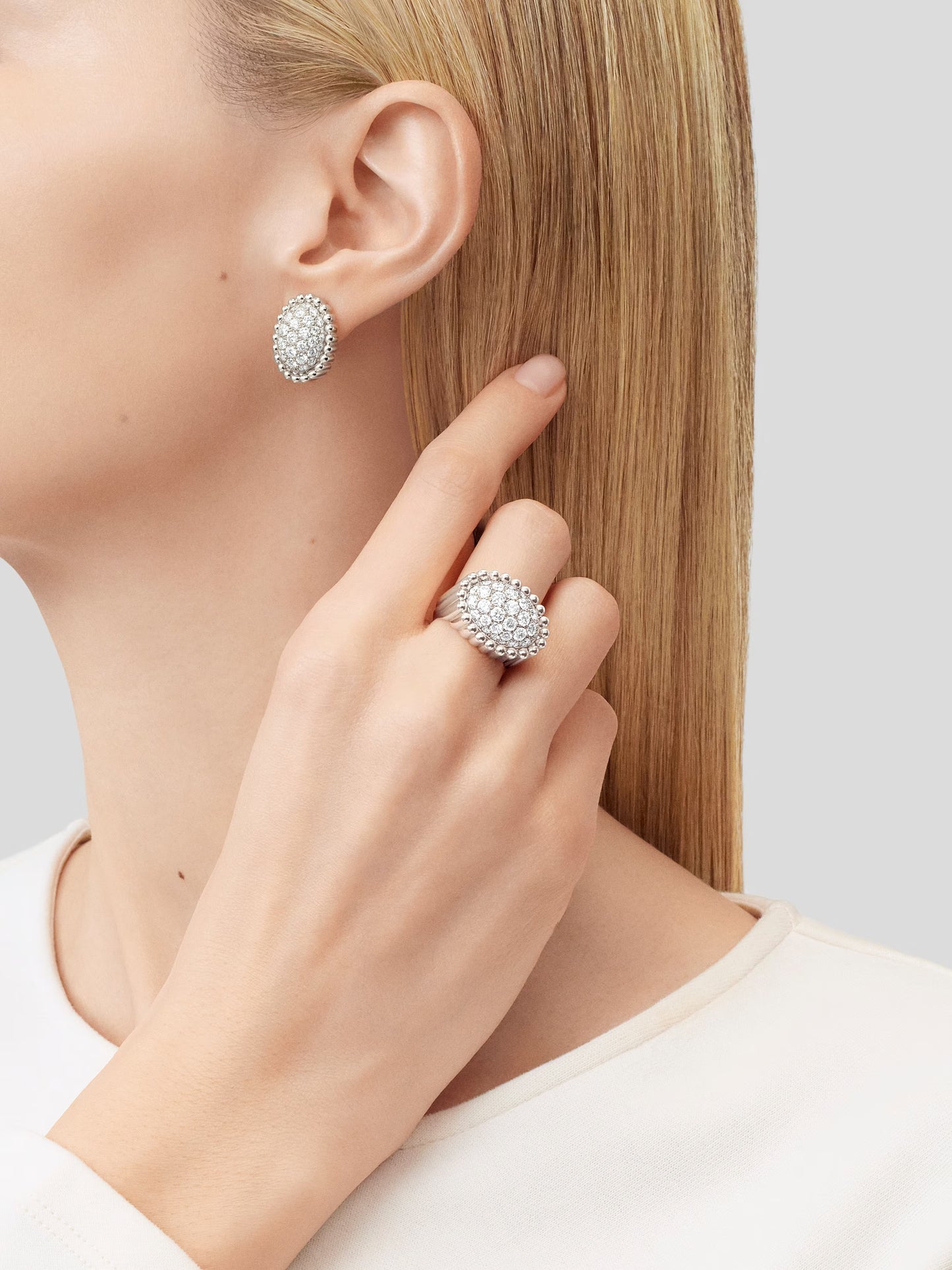 Perlée diamonds pavé ring, rhodium plated 18K white gold, round diamonds.