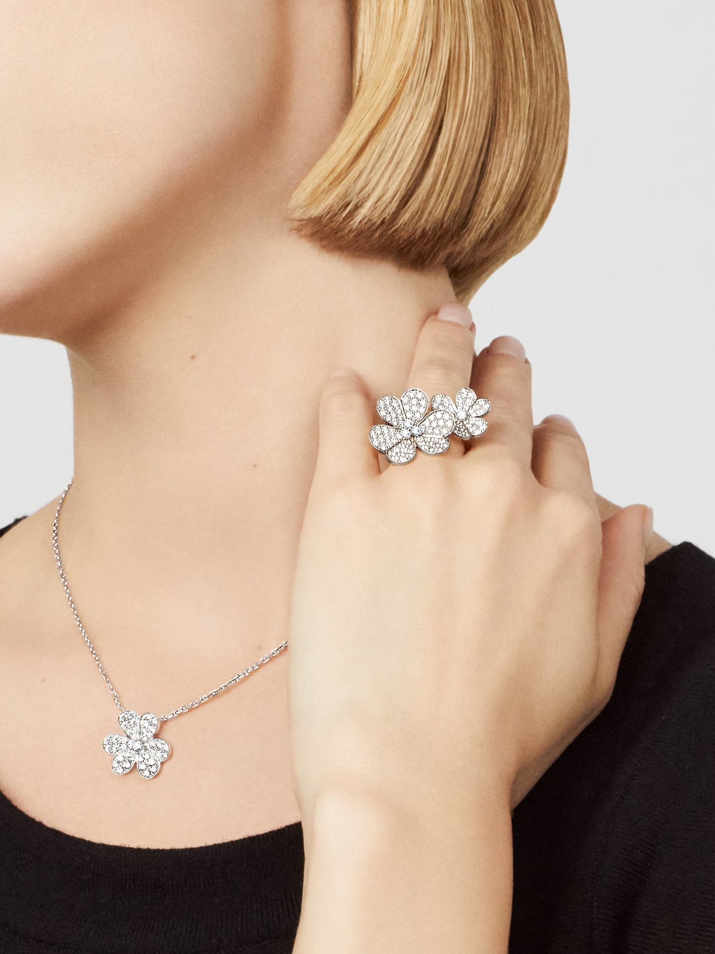 Frivole pendant, small model, rhodium plated 18K white gold, round diamonds.