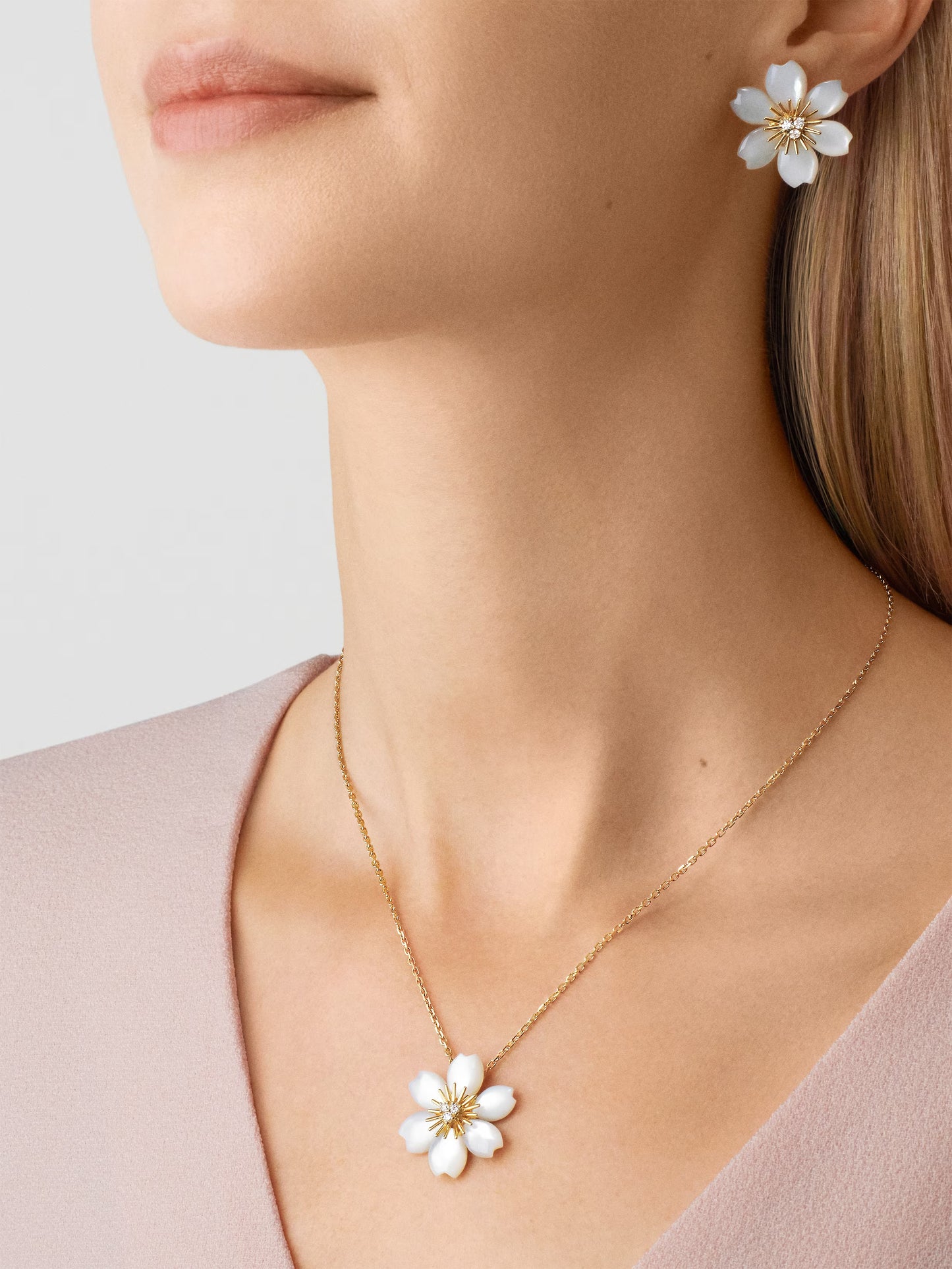 Rose de Noël pendant, mini model, 18K yellow gold, white mother-of-pearl, round diamonds.