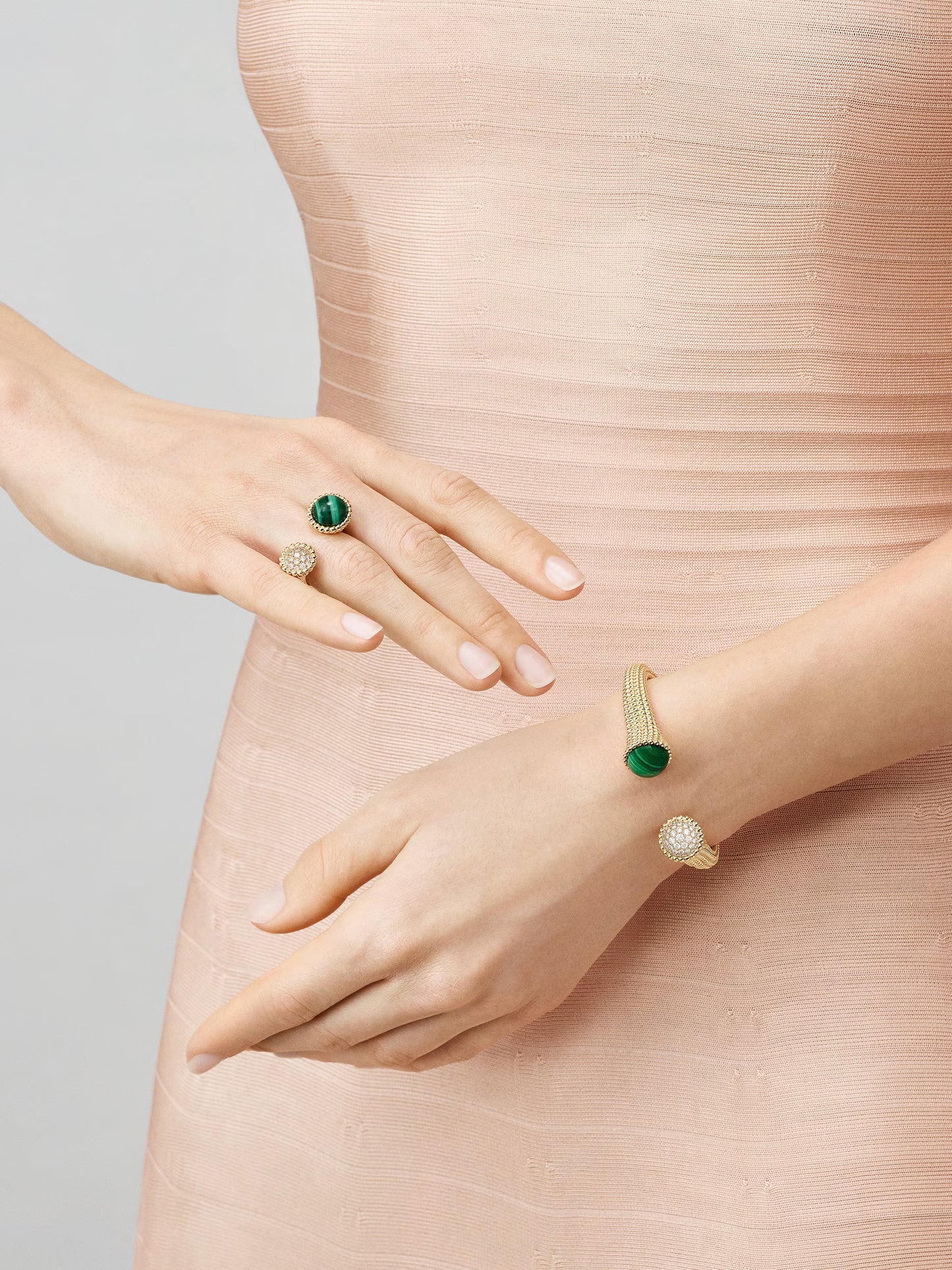 Perlée couleurs bracelet, 18K yellow gold, malachite, round diamonds, medium model.
