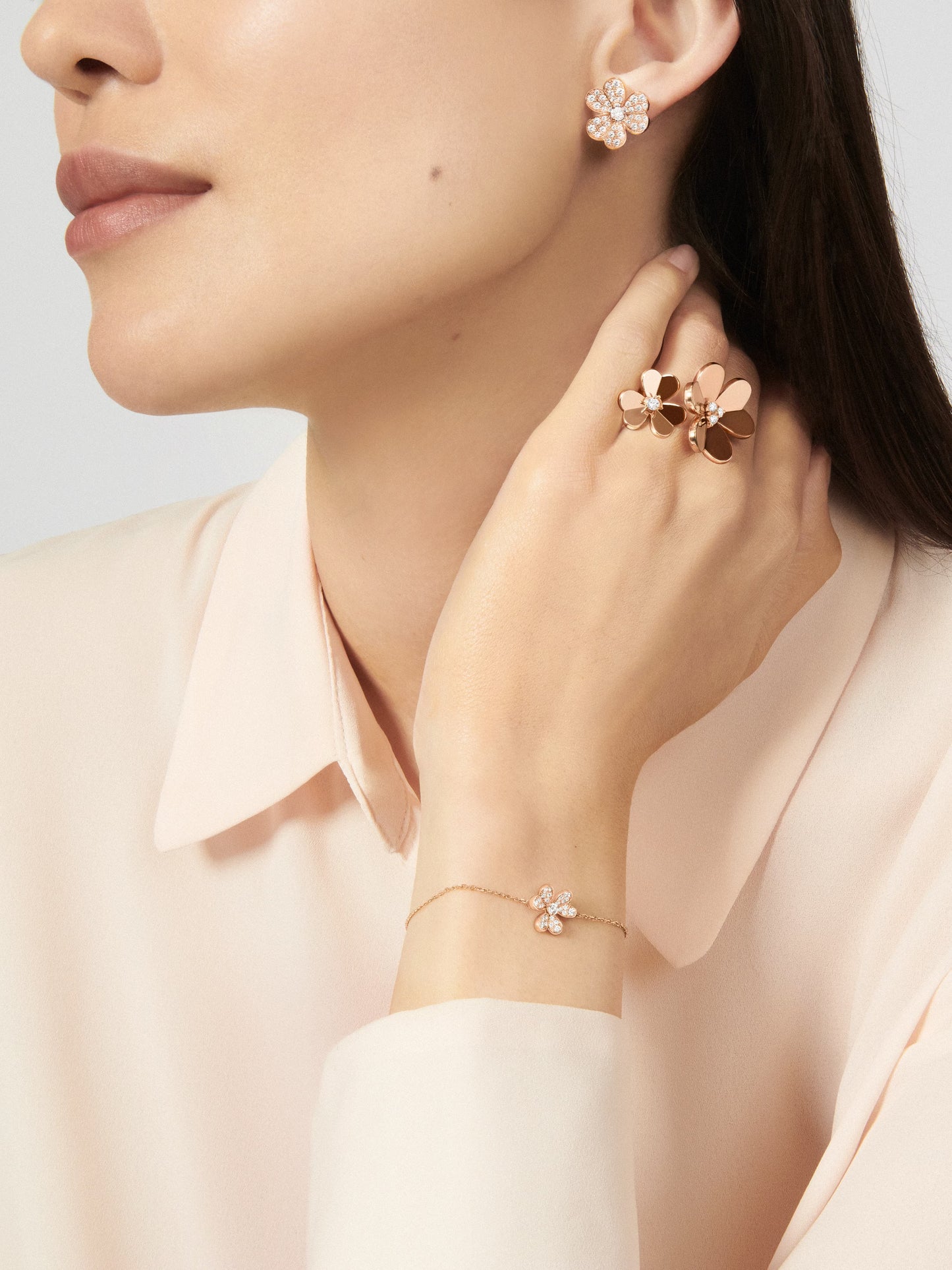 Frivole Between the Finger ring, 18K rose gold, round diamonds.
