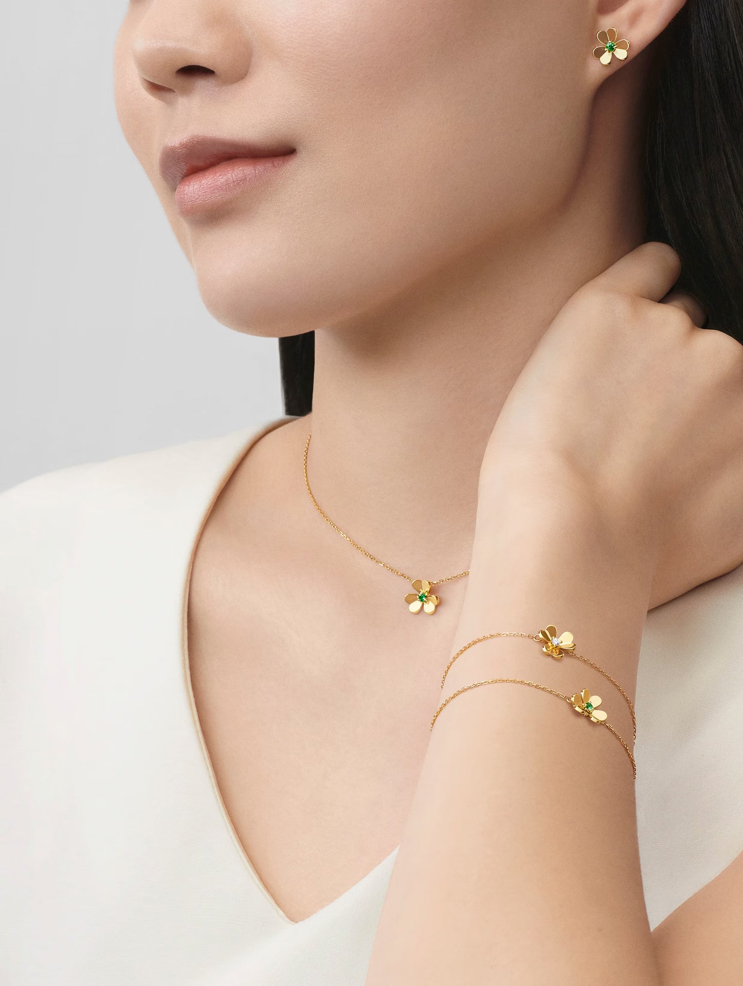 Frivole earrings, mini model, 18K yellow gold, round emeralds
