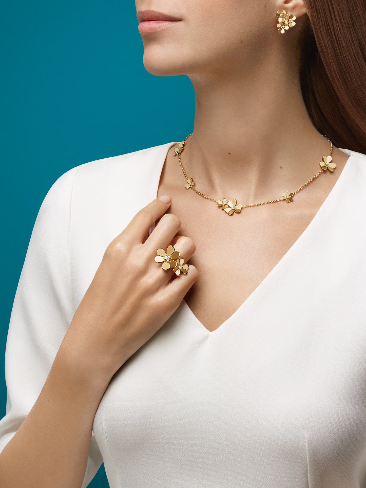 Frivole earrings, 3 flowers, mini model, 18K yellow gold, round diamonds.