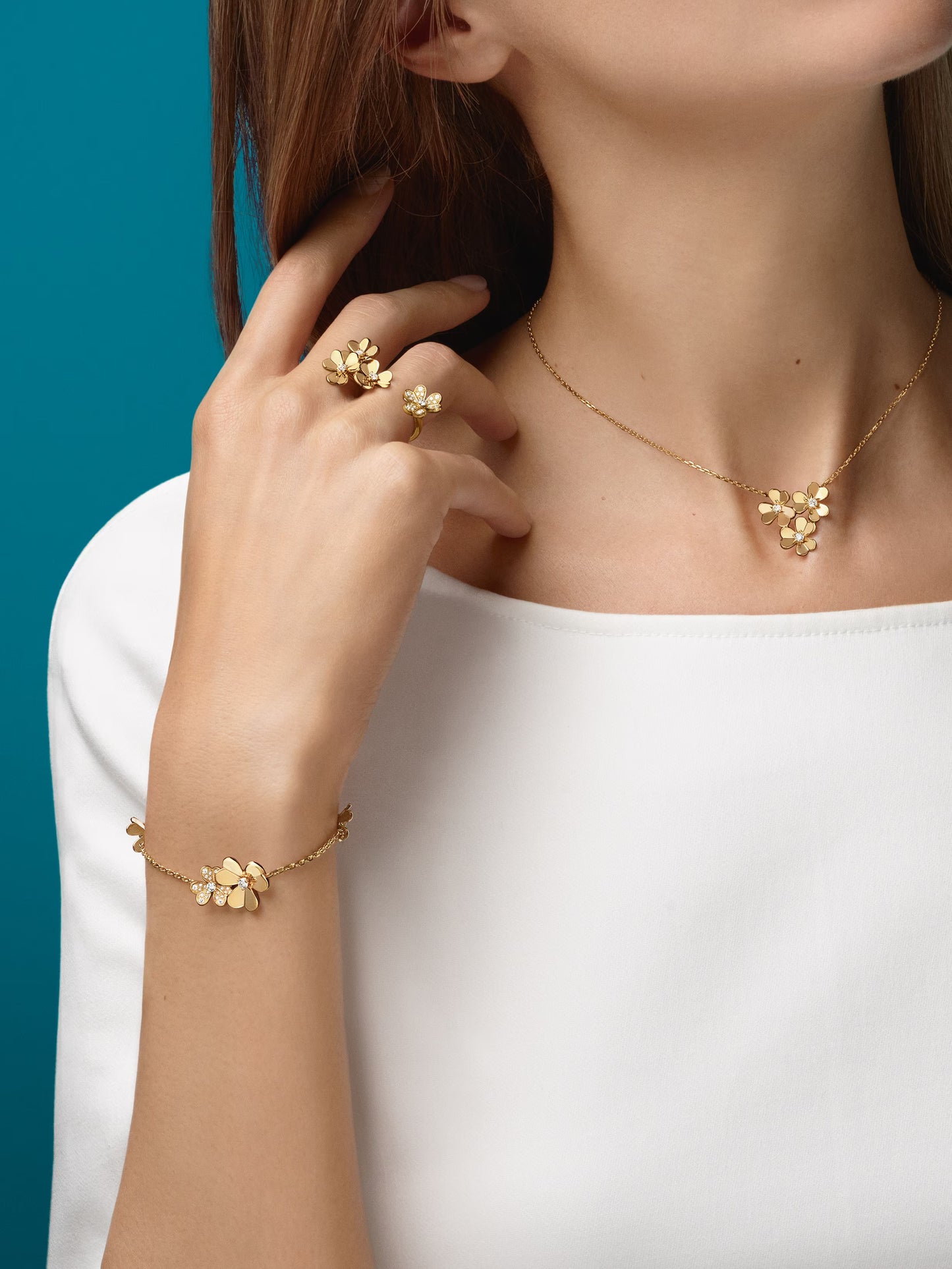 Frivole pendant, 3 flowers, mini model, 18K yellow gold, round diamonds.
