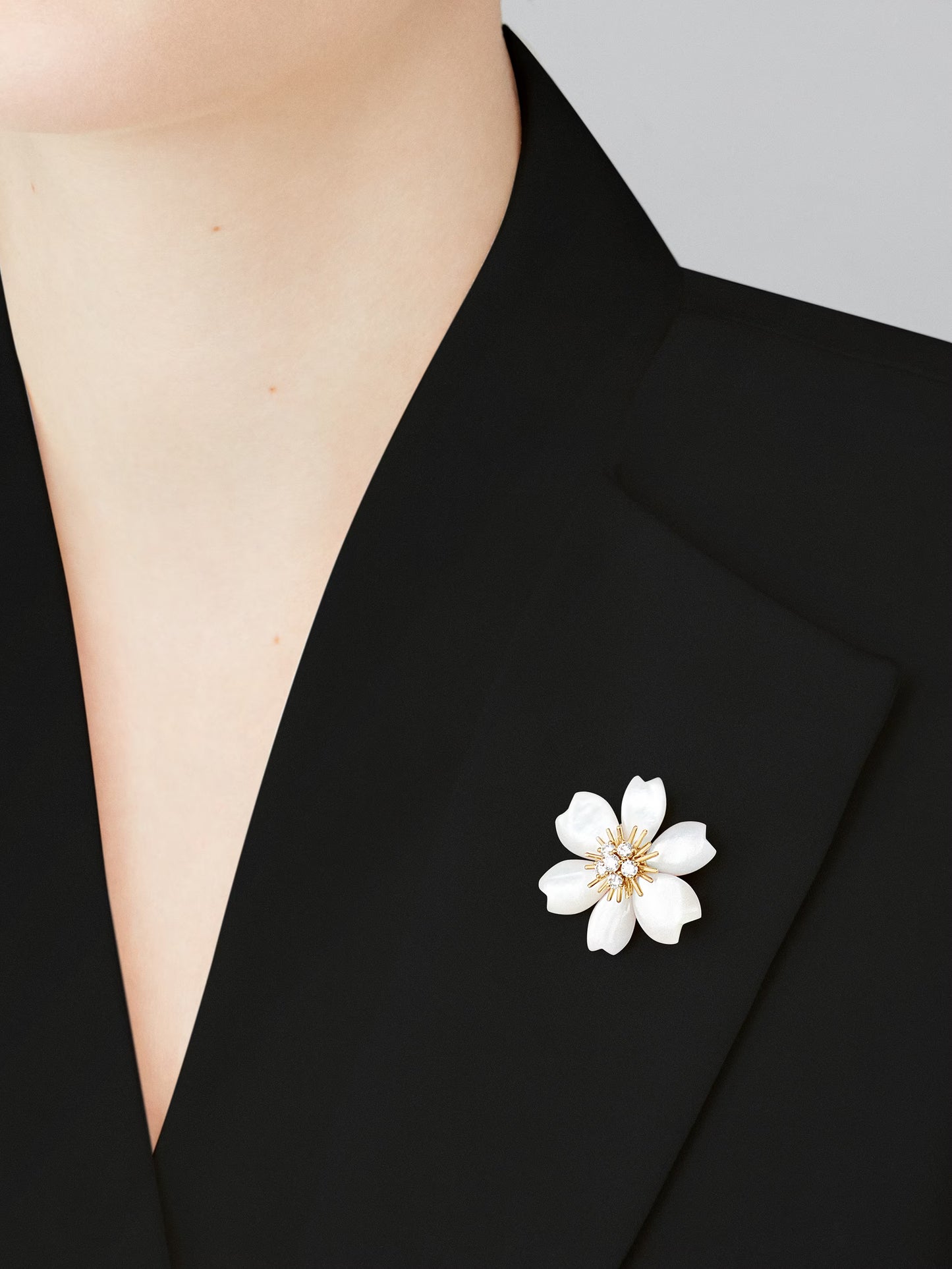 Rose de Noël clip pendant, small model, 18K yellow gold, white mother-of-pearl, round diamonds.