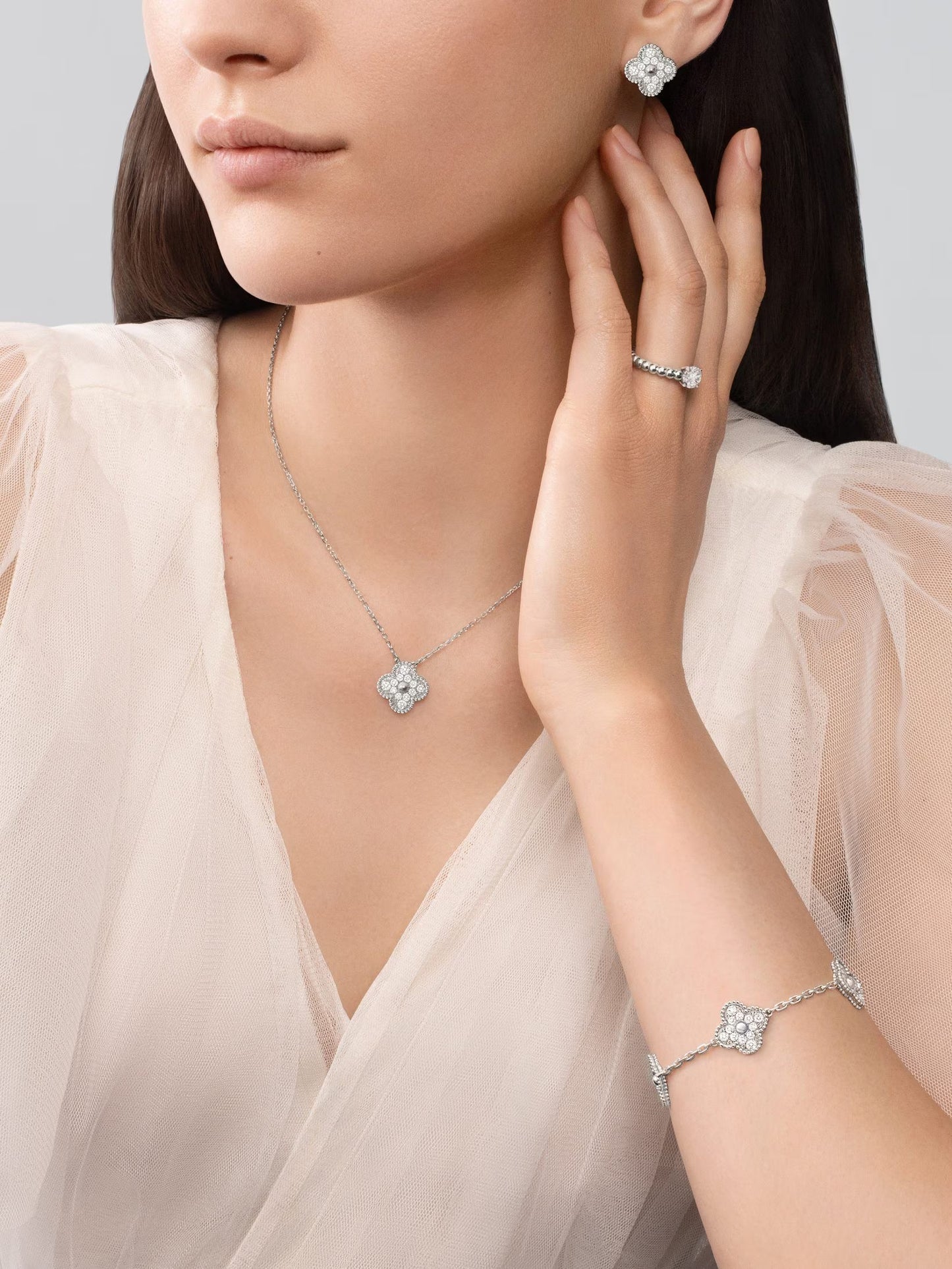 Vintage Alhambra pendant, 18K white gold, round diamonds