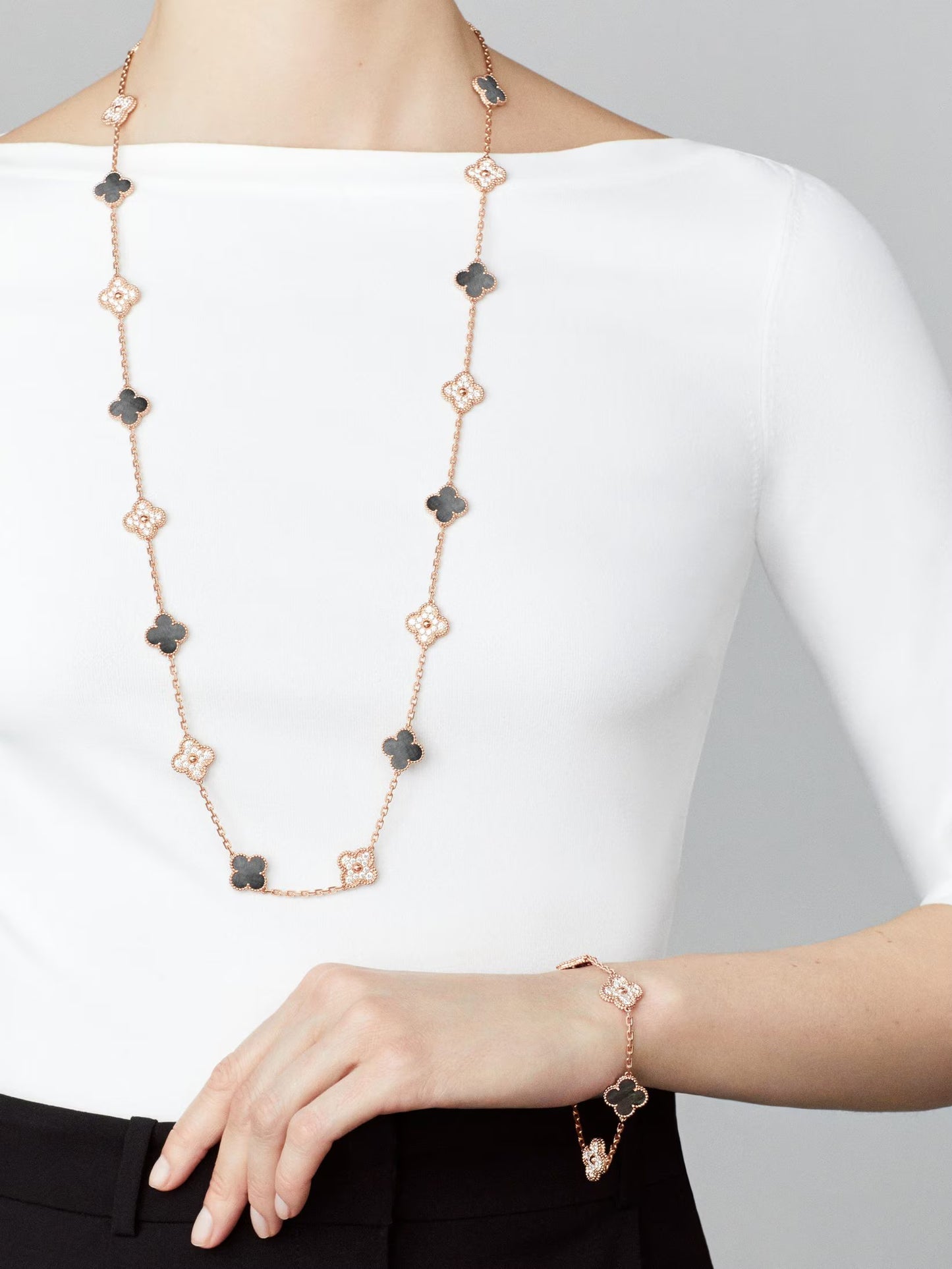 Vintage Alhambra long necklace, 20 motifs, 18K rose gold, gray mother-of-pearl, round diamonds
