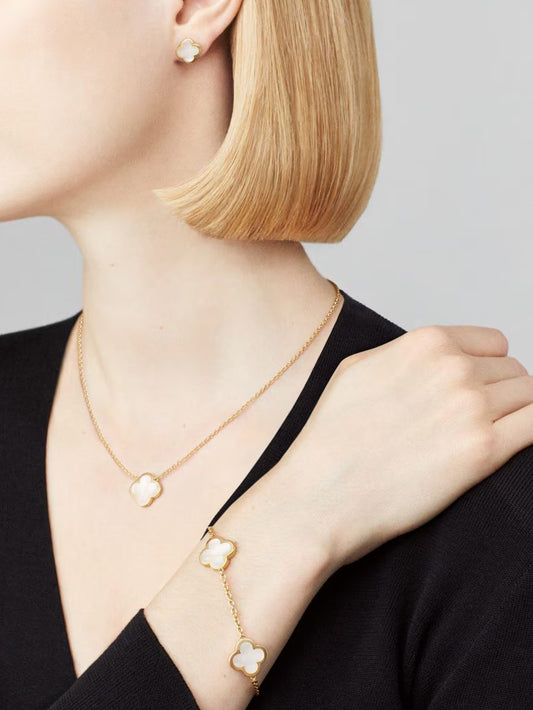 Pure Alhambra earstuds, 18K yellow gold, white mother-of-pearl.