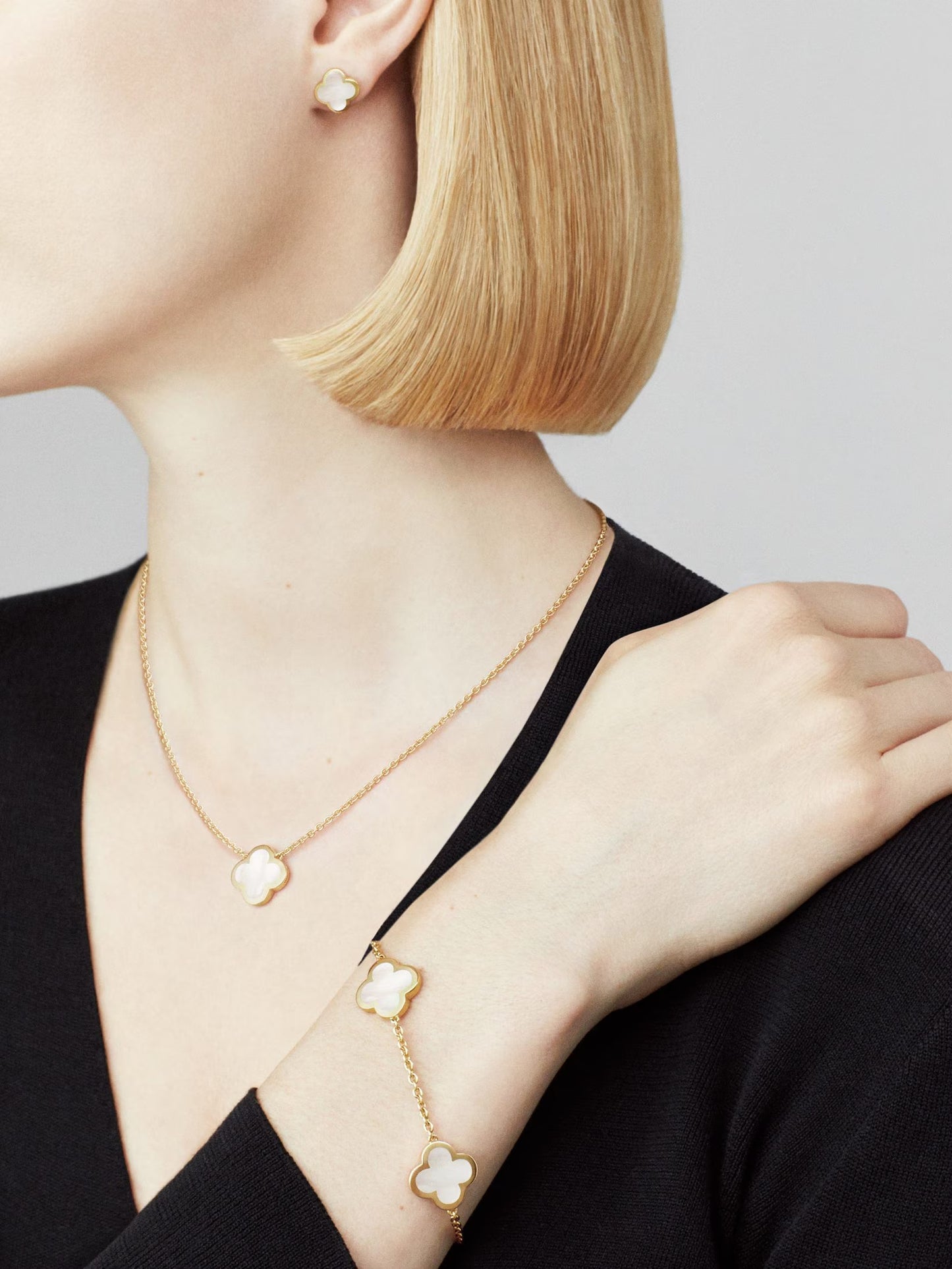 Pure Alhambra pendant, 18K yellow gold, white mother-of-pearl.