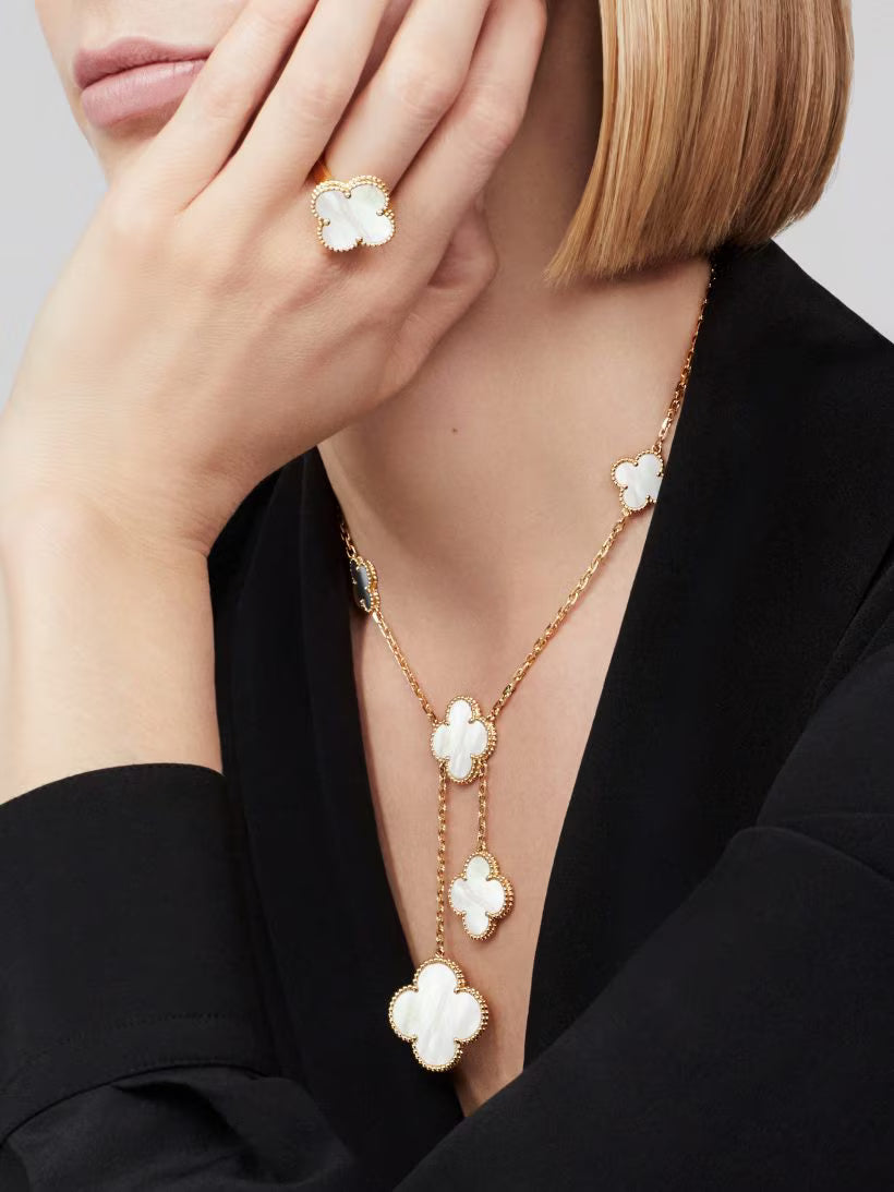 Magic Alhambra ring, 18K yellow gold, white mother-of-pearl.