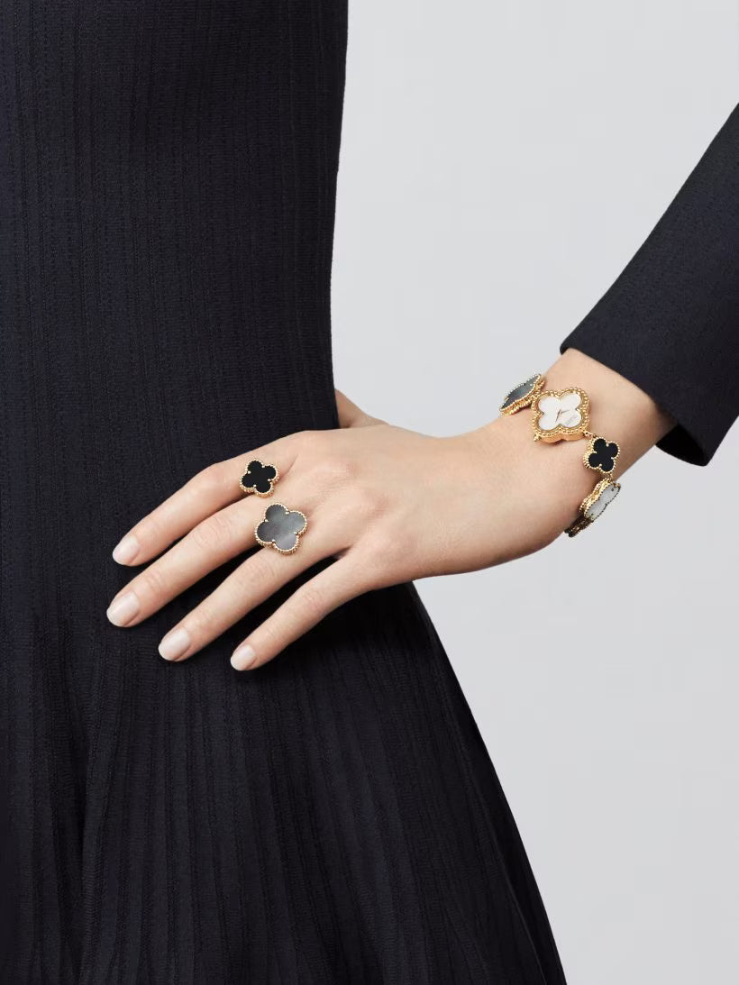 Magic Alhambra Between the Finger ring, 18K yellow gold, gray mother-of-pearl, onyx.