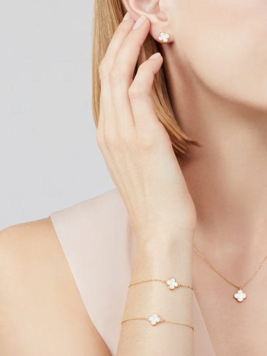 Sweet Alhambra earstuds, 18K yellow gold, white mother-of-pearl.