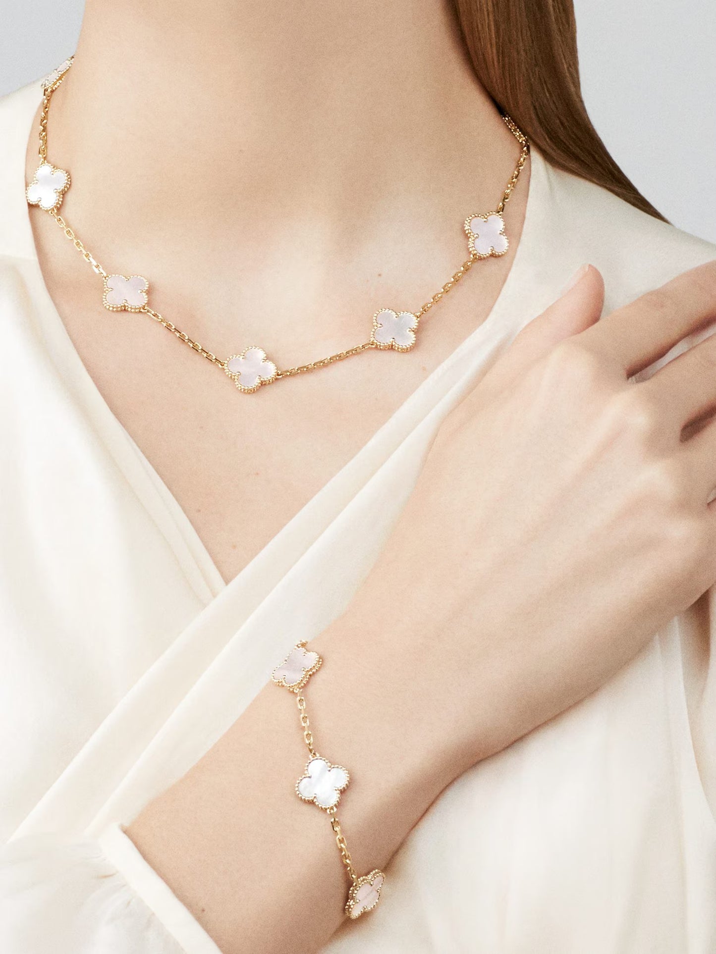 Vintage Alhambra necklace, 10 motifs, 18K yellow gold, white mother-of-pearl.