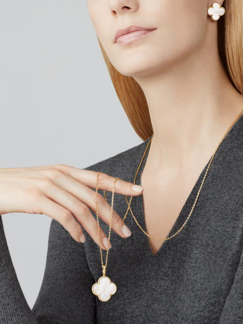 Magic Alhambra long necklace 1 motif, 18K yellow gold, white mother-of-pearl.