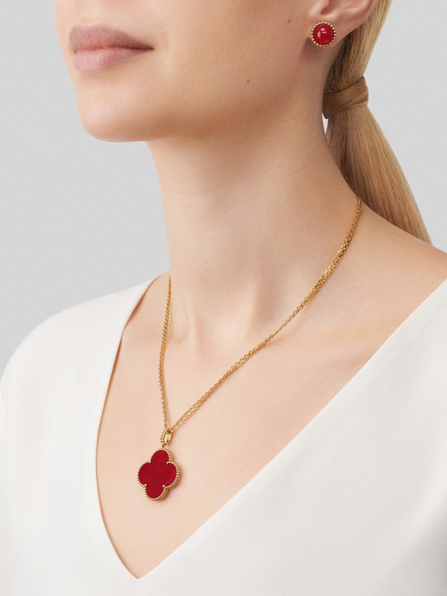 Magic Alhambra long necklace 1 motif, 18K yellow gold, carnelian.