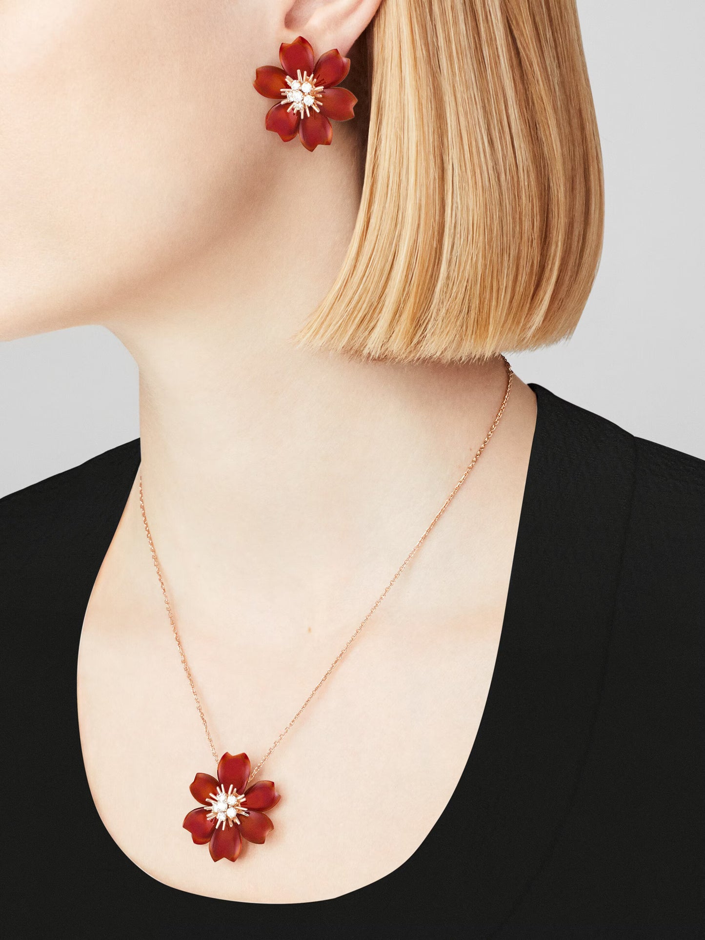 Rose de Noël earrings, small model, 18K rose gold, carnelian, round diamonds.