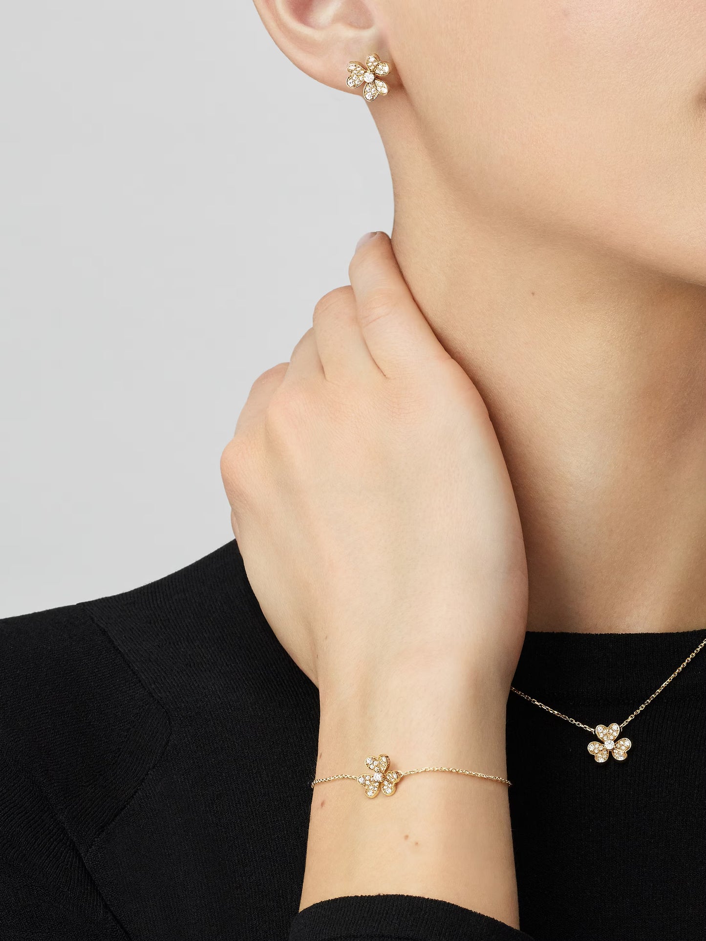Frivole bracelet, mini model, 18K yellow gold, round diamonds.
