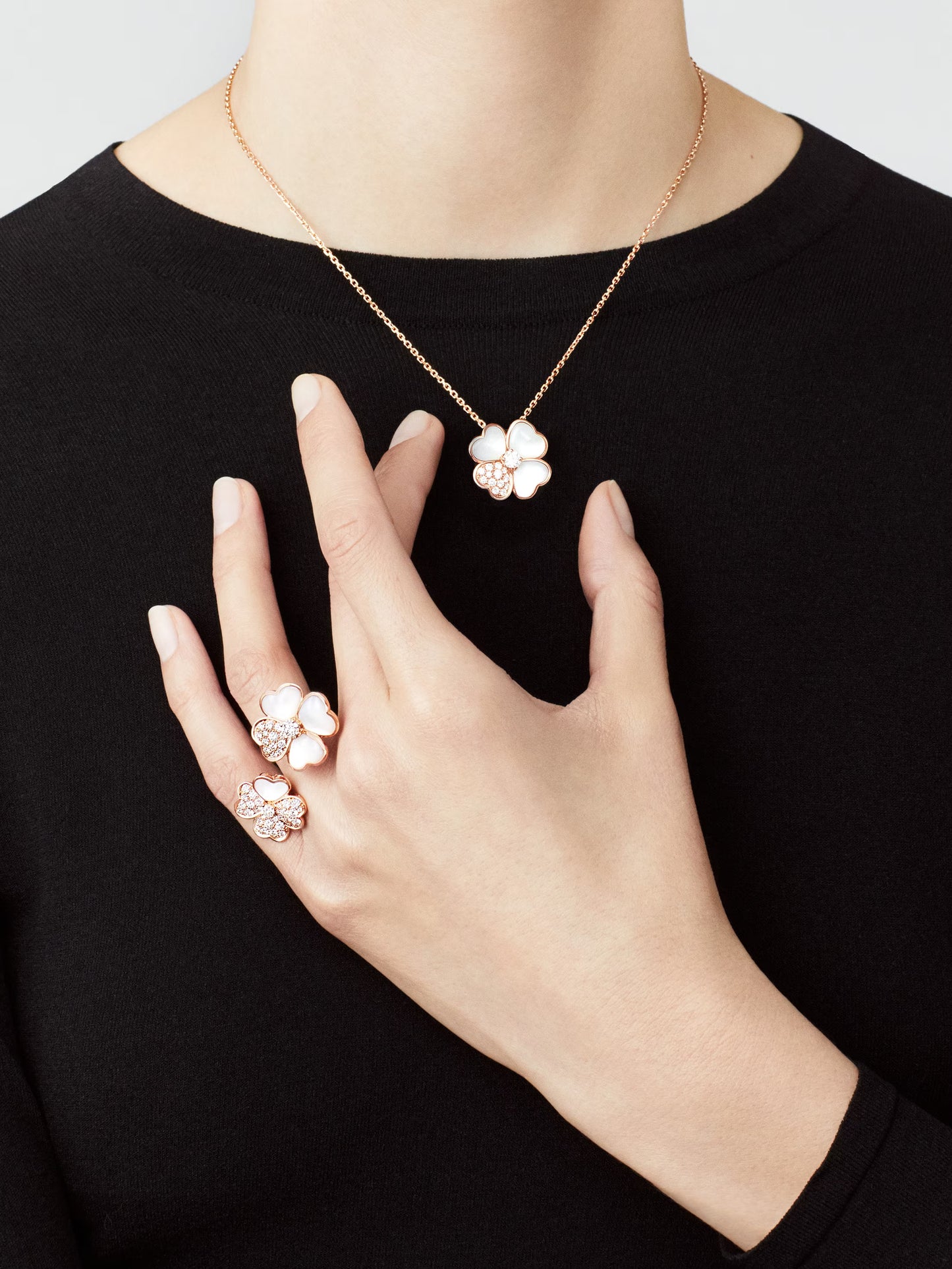 Cosmos medium model clip pendant, 18K rose gold, white mother-of-pearl, round diamonds.