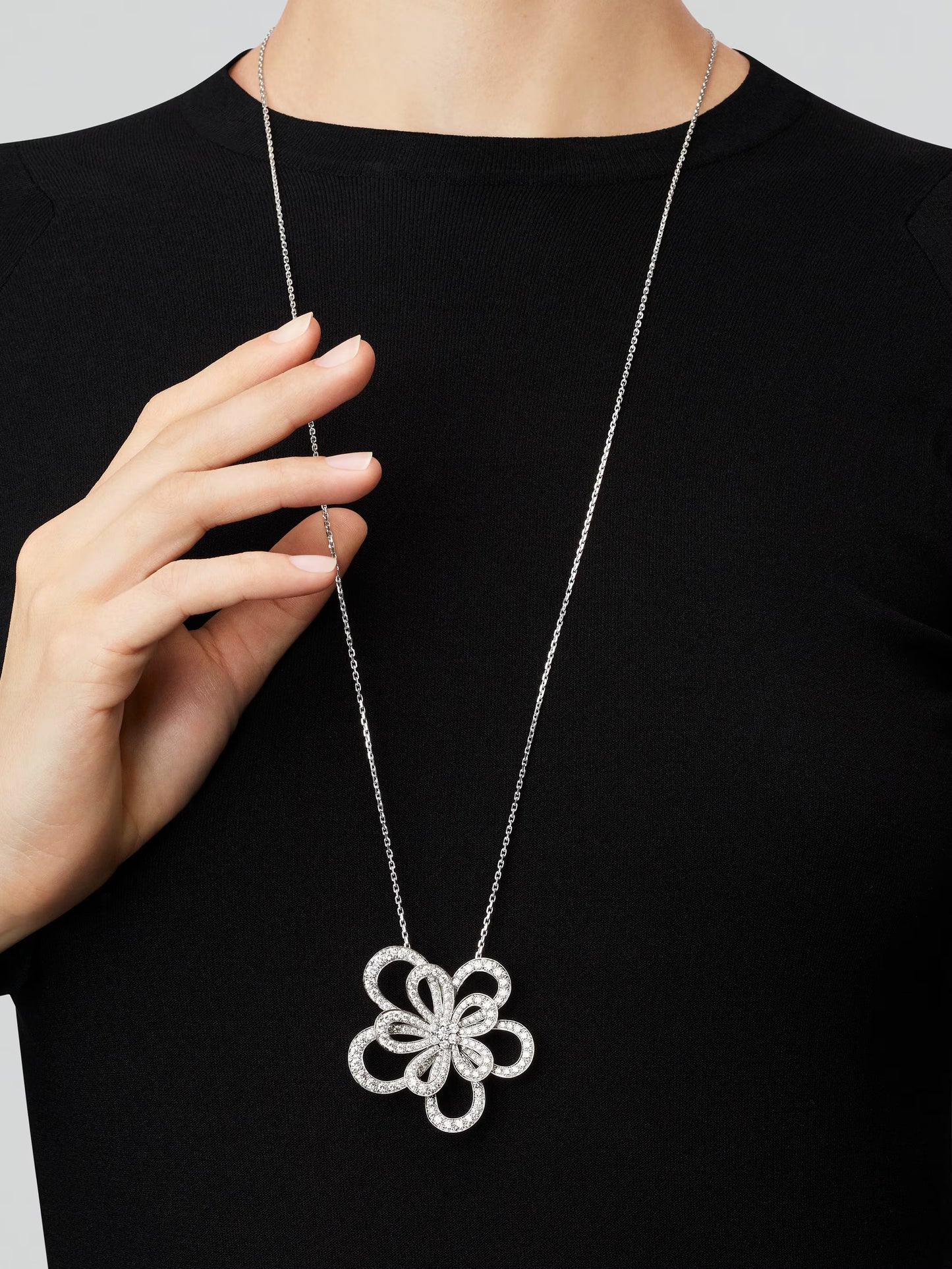 Flowerlace clip and pendant. Rhodium plated 18K white gold, diamonds.