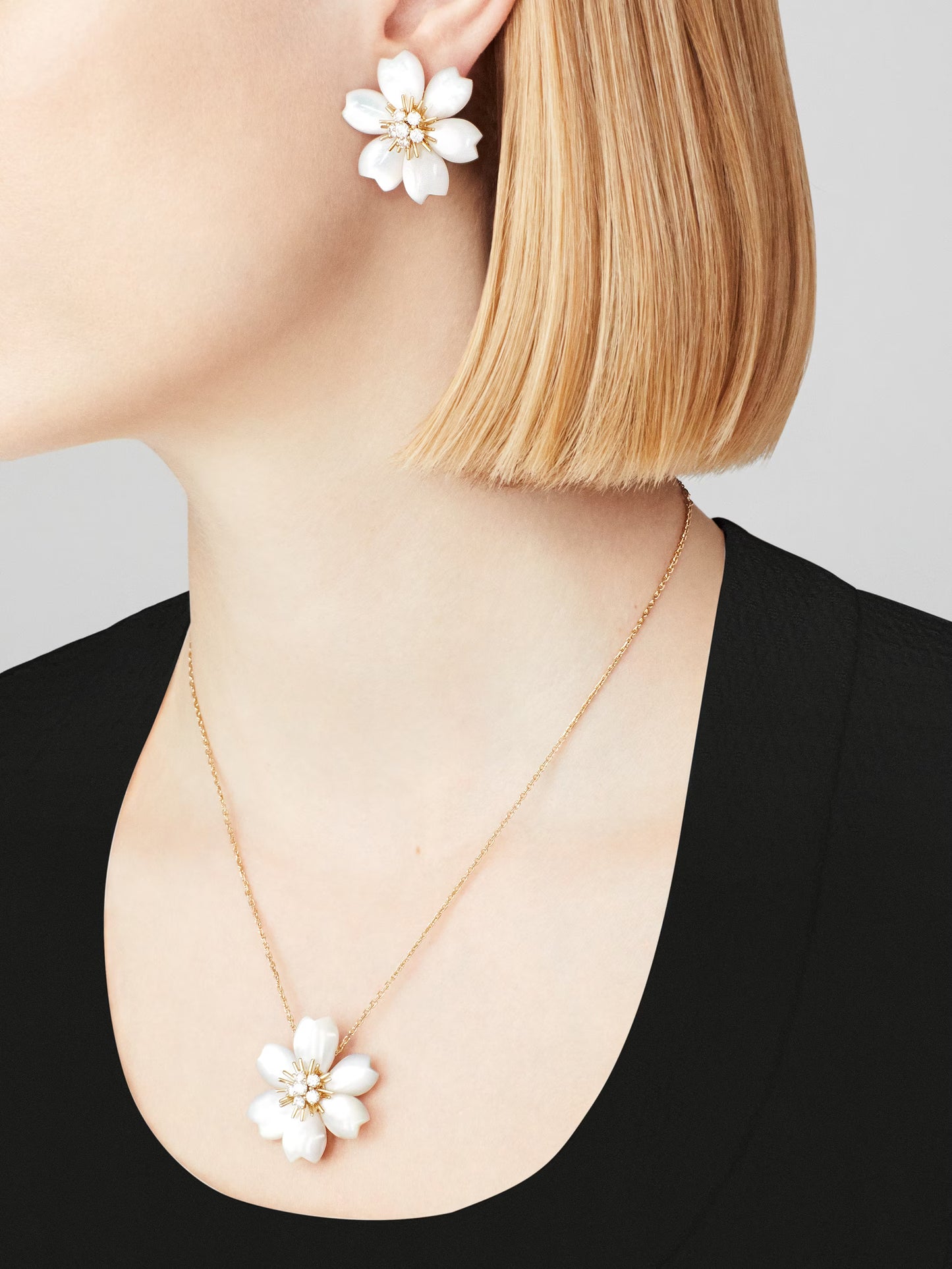 Rose de Noël earrings, small model, 18K yellow gold, white mother-of-pearl, round diamonds.
