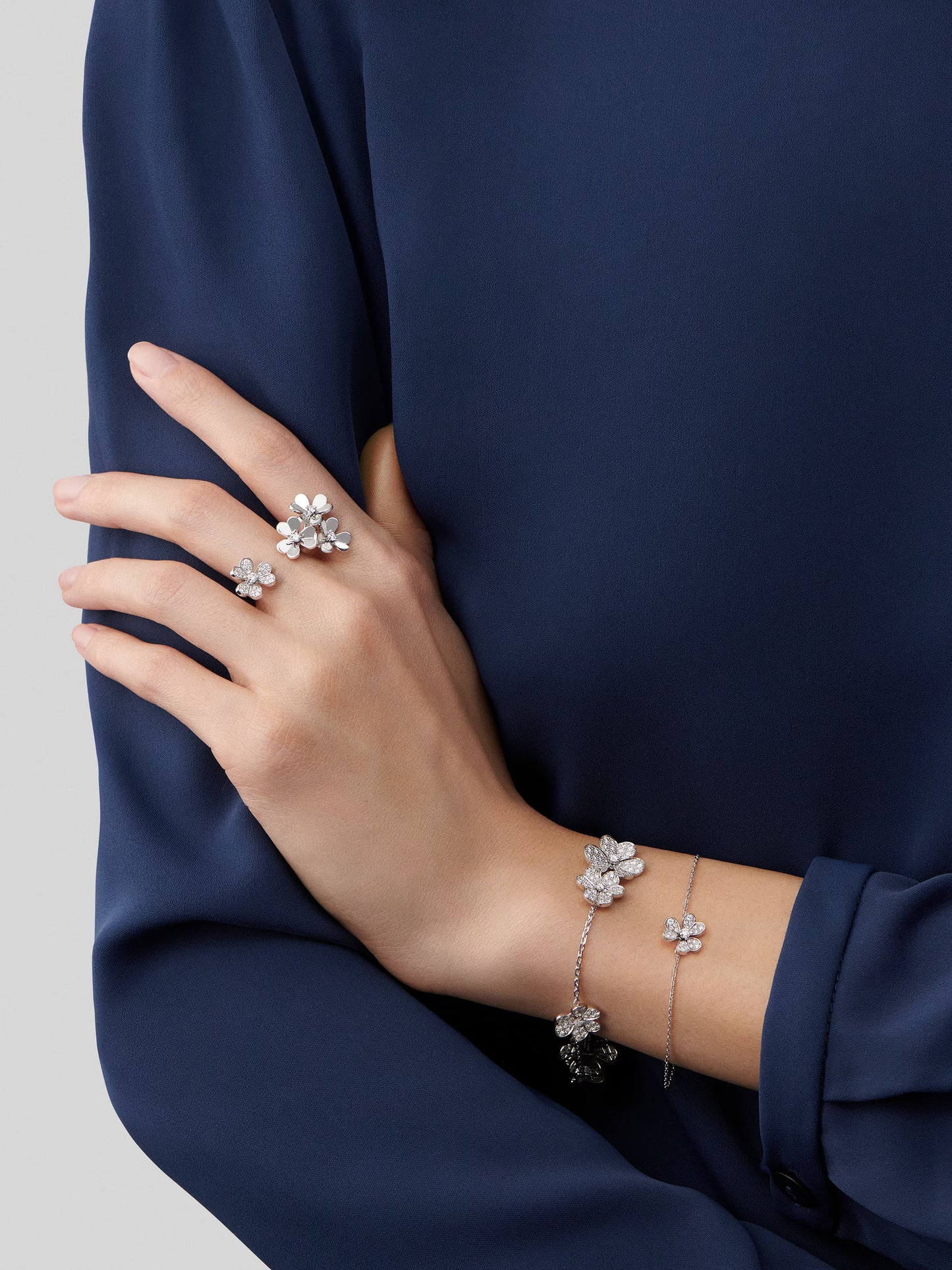 Frivole bracelet, 5 flowers, rhodium plated 18K white gold, round diamonds.
