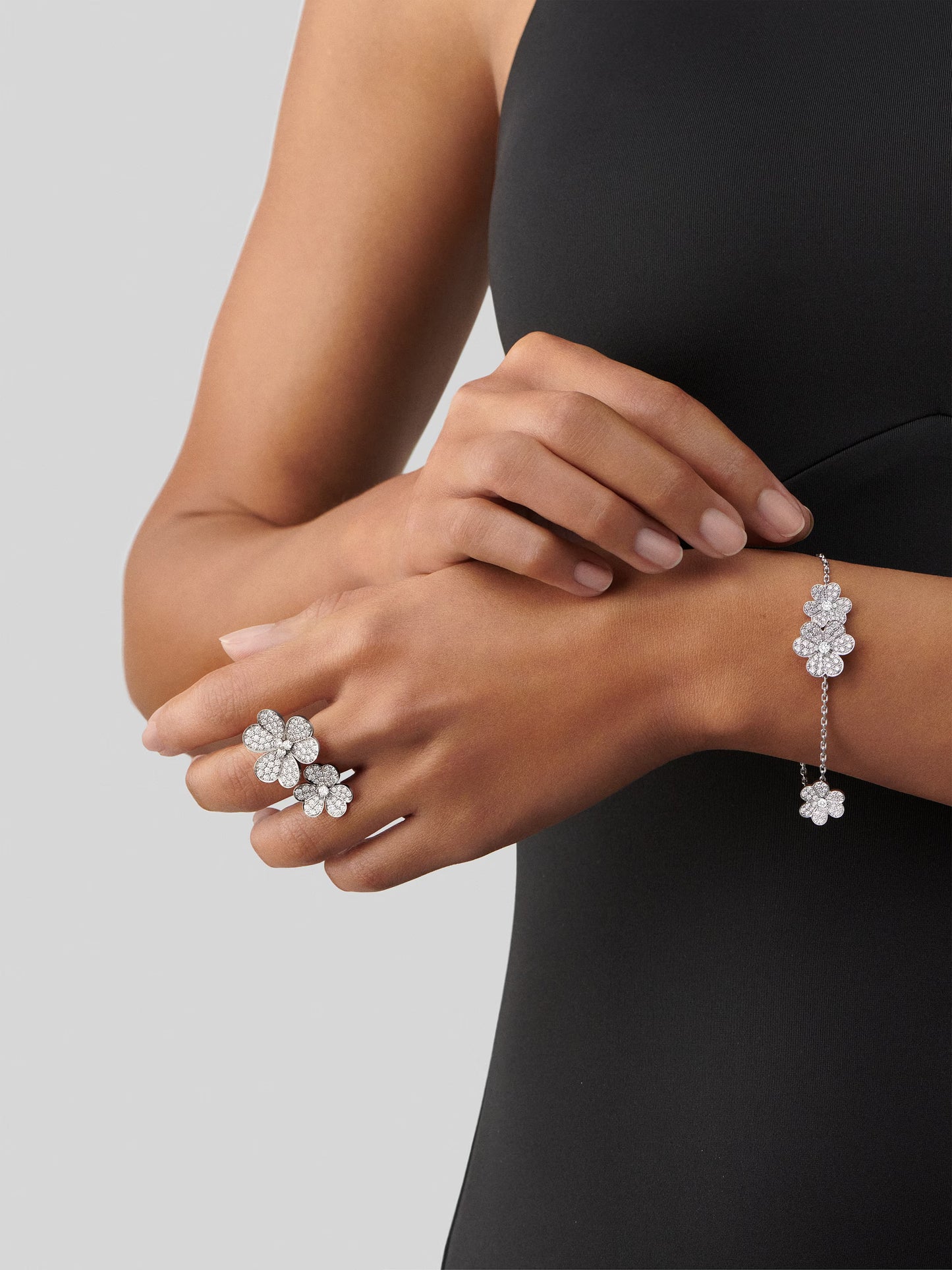 Frivole bracelet, 5 flowers, rhodium plated 18K white gold, round diamonds.