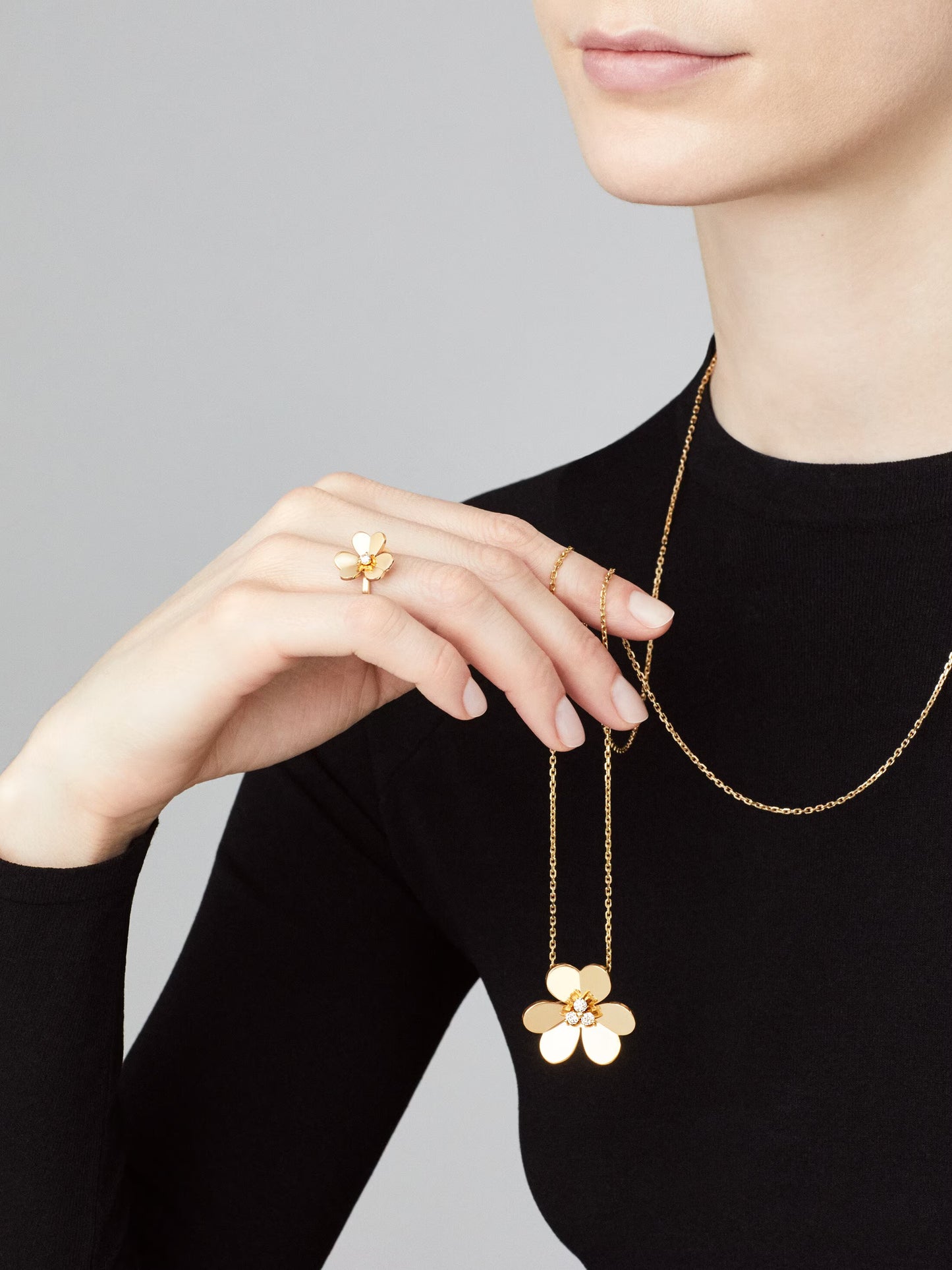 Frivole ring, 1 flower, small model, 18K yellow gold, round diamond