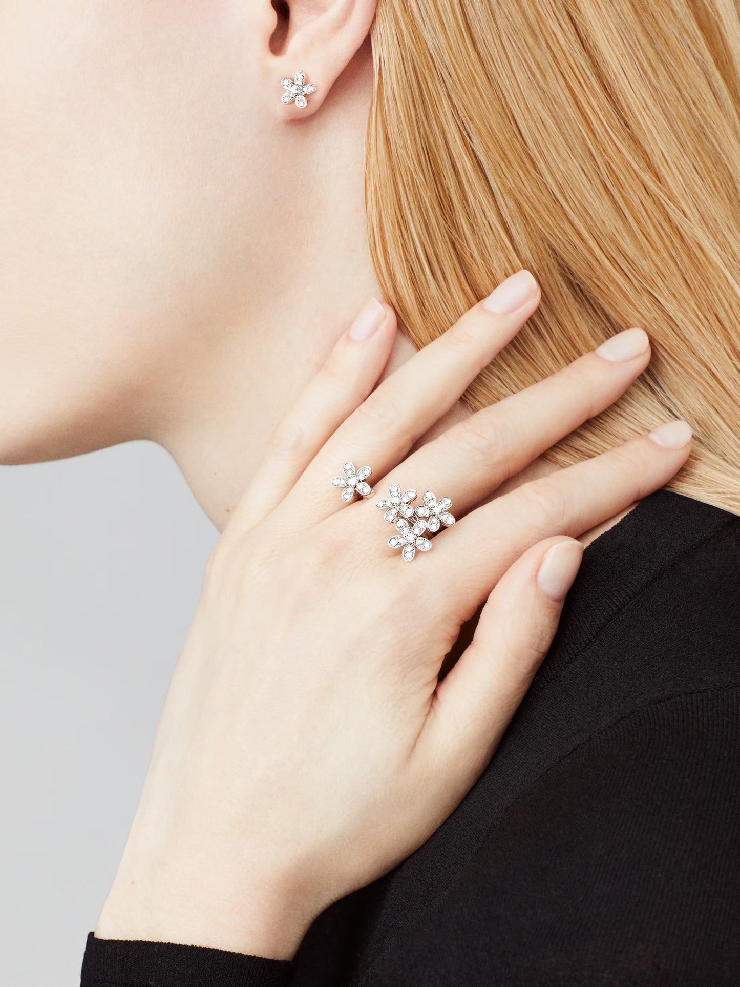 Socrate Between the Finger ring, rhodium plated 18K white gold, round diamonds.