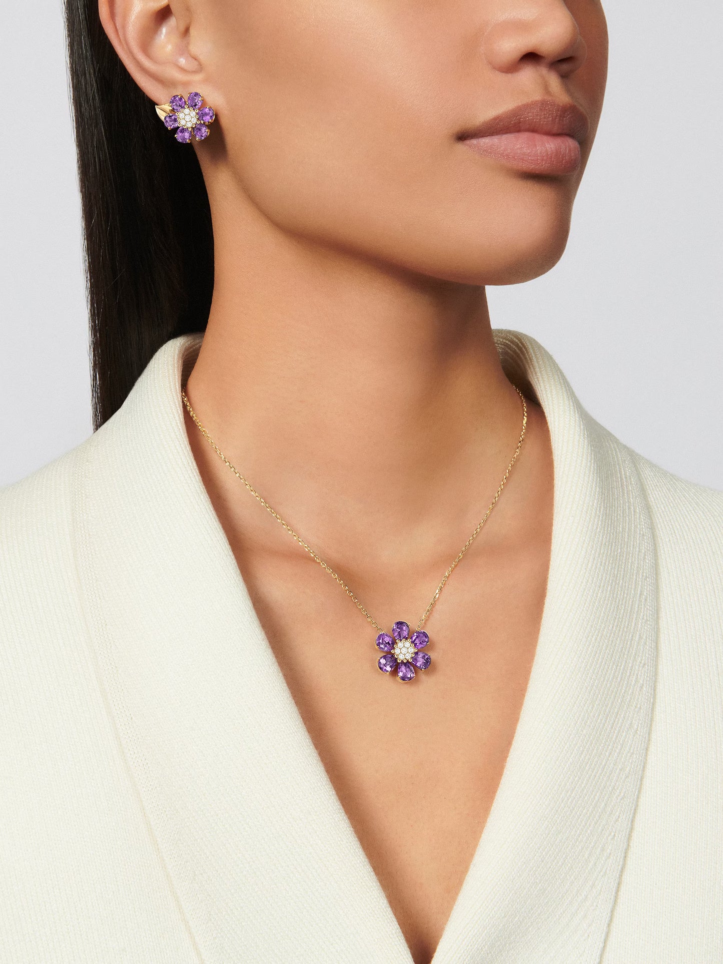 Fleurs d’Hawaï pendant, medium model, 18K yellow gold, amethysts, round diamonds.