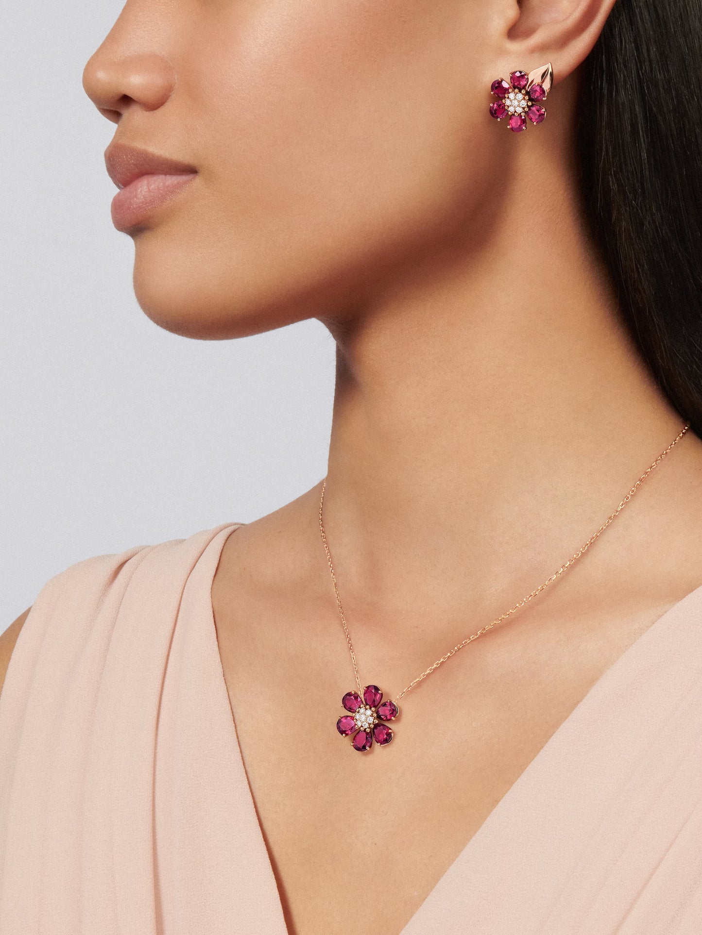 Fleurs d’Hawaï earrings, small model, 18K rose gold, rhodolites, round diamonds.