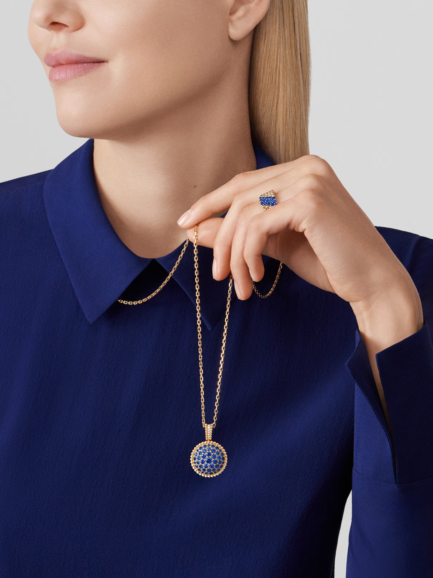 Perlée couleurs ring, 5 rows, 18K yellow gold, round sapphires.
