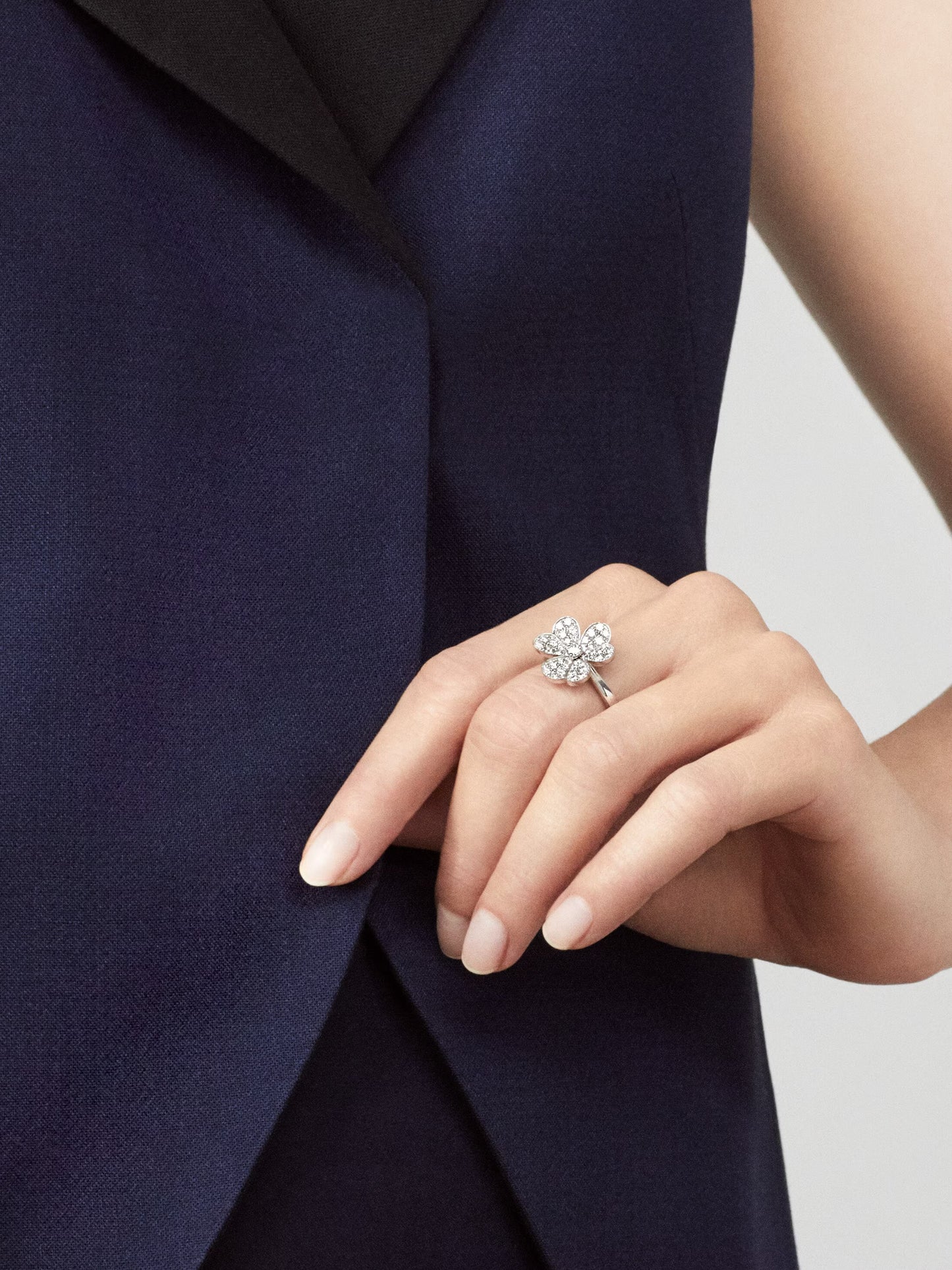 Frivole ring, 1 flower, rhodium plated 18K white gold, round diamonds.