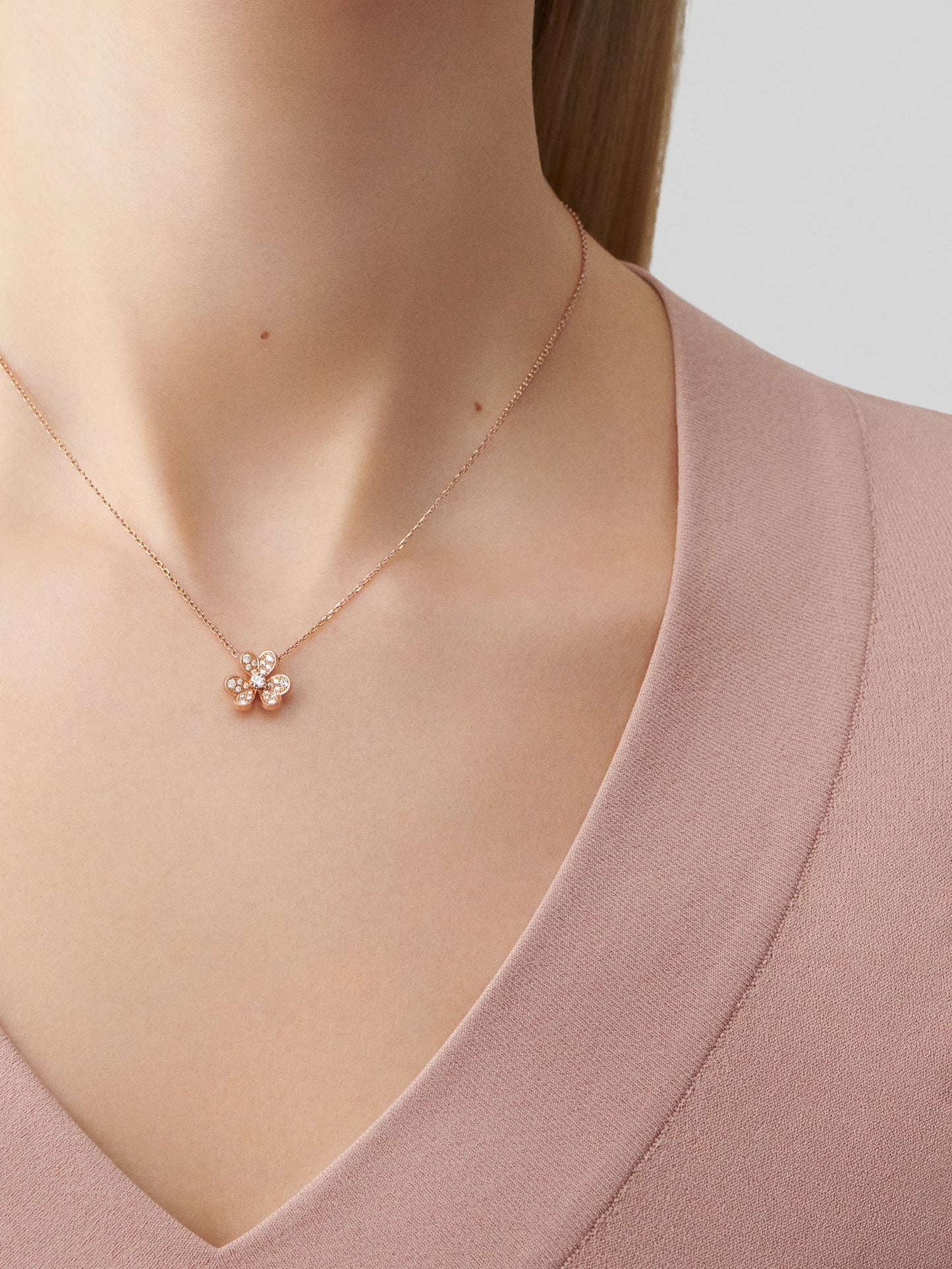 Frivole pendant, mini model, 18K rose gold, round diamonds.