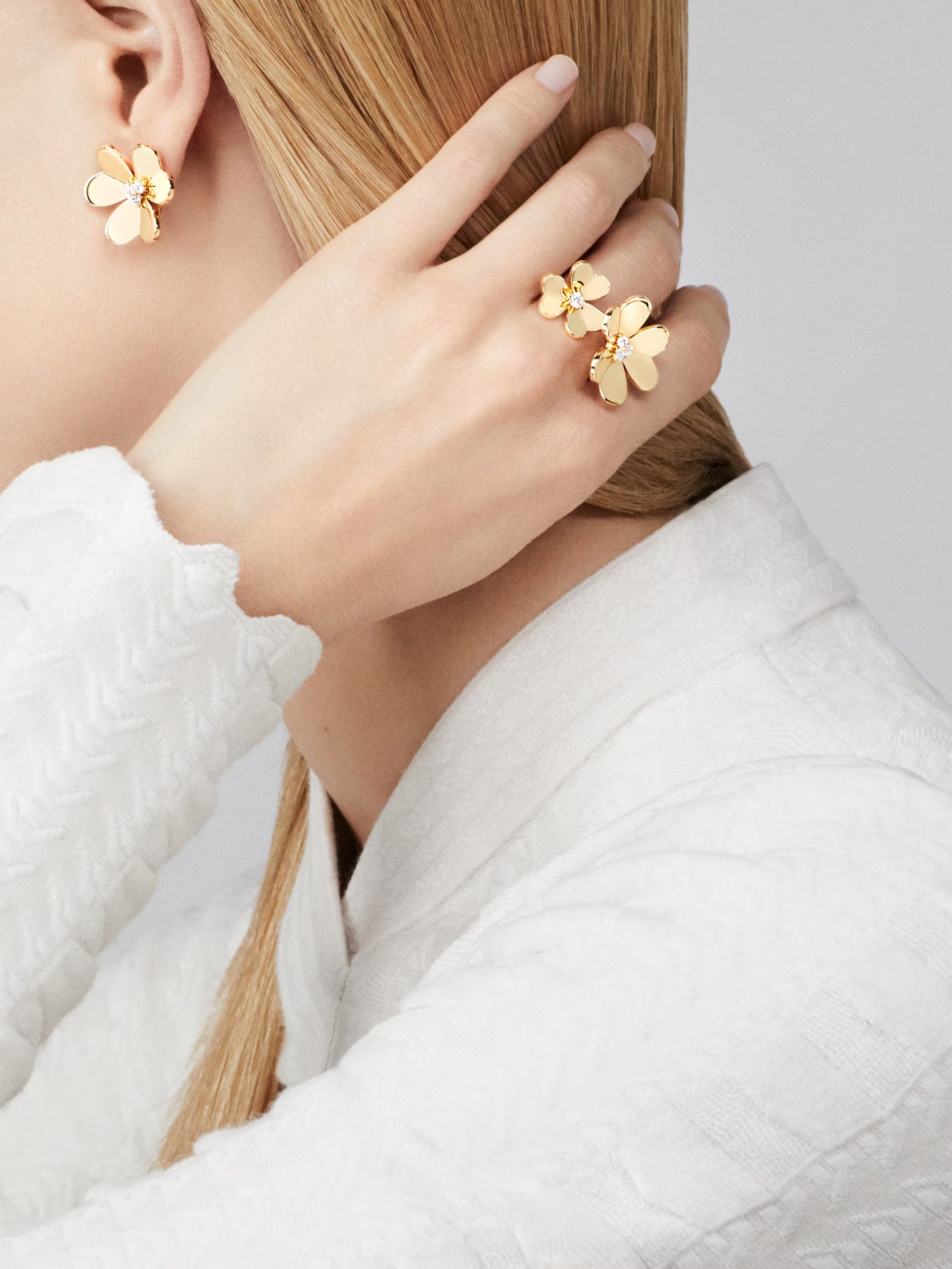 Frivole earrings, large model, 18K yellow gold, round diamonds.
