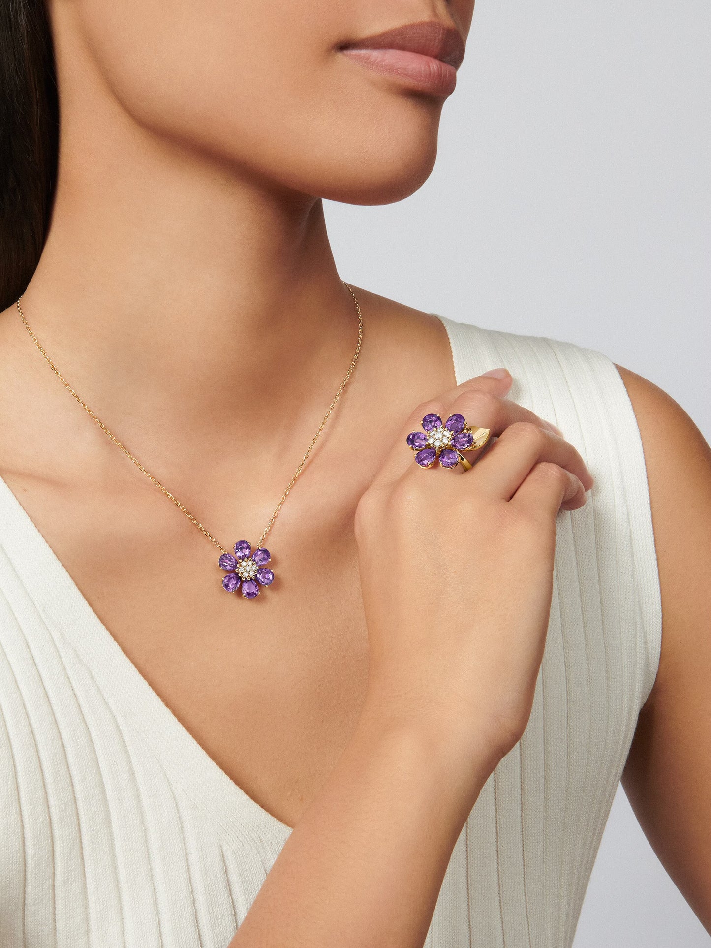 Fleurs d’Hawaï ring, large model, 18K yellow gold, amethysts, round diamonds.