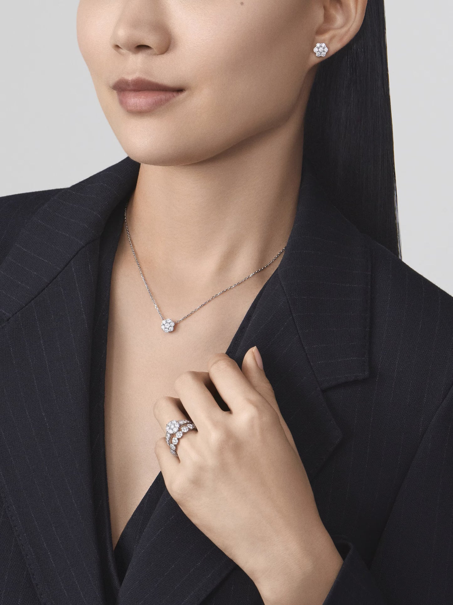 Fleurette ring, rhodium plated 18K white gold, round diamonds.