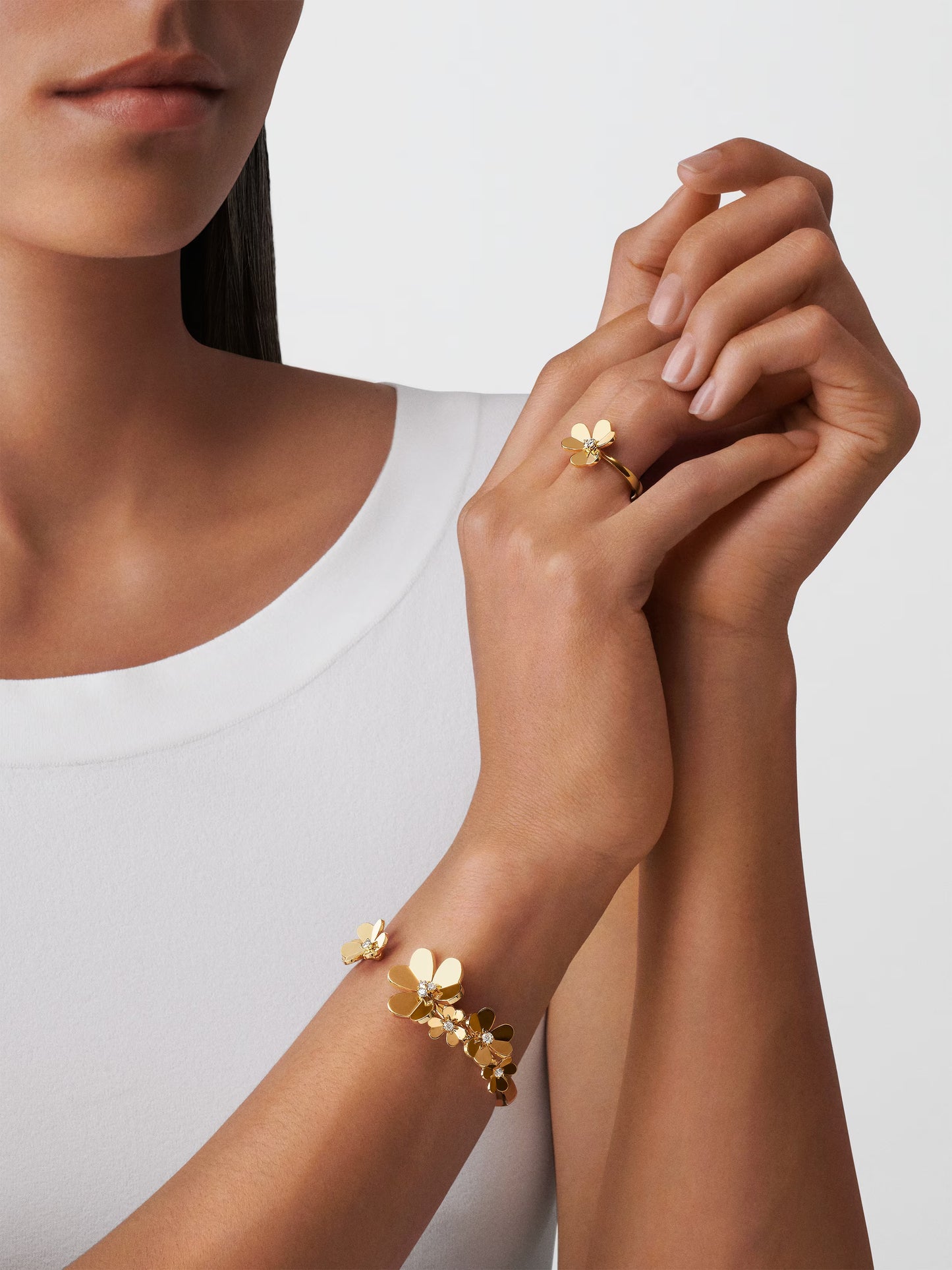 Frivole bracelet, 7 flowers, 18K yellow gold, round diamonds, medium model.