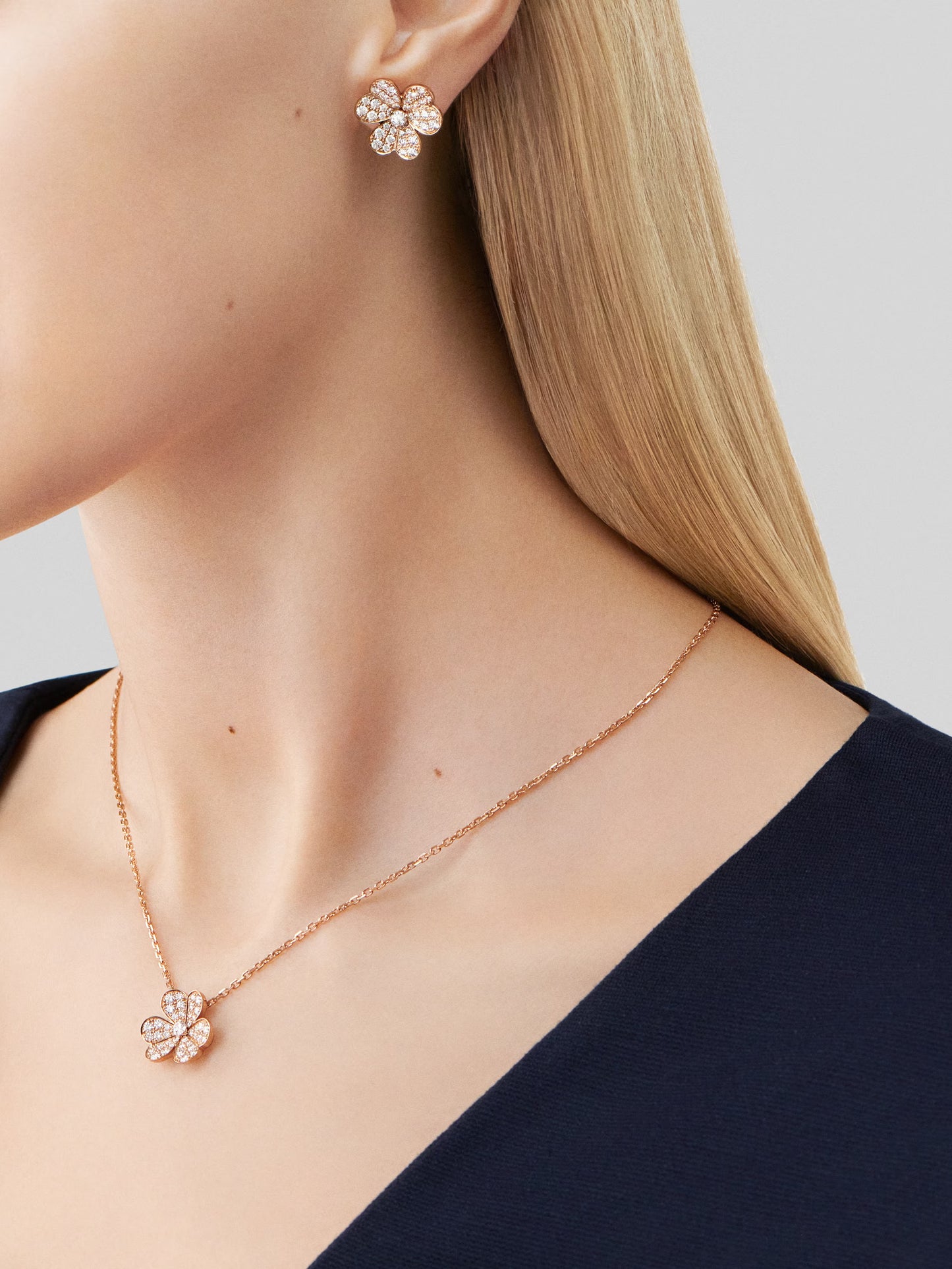 Frivole pendant, small model, 18K rose gold, round diamonds.