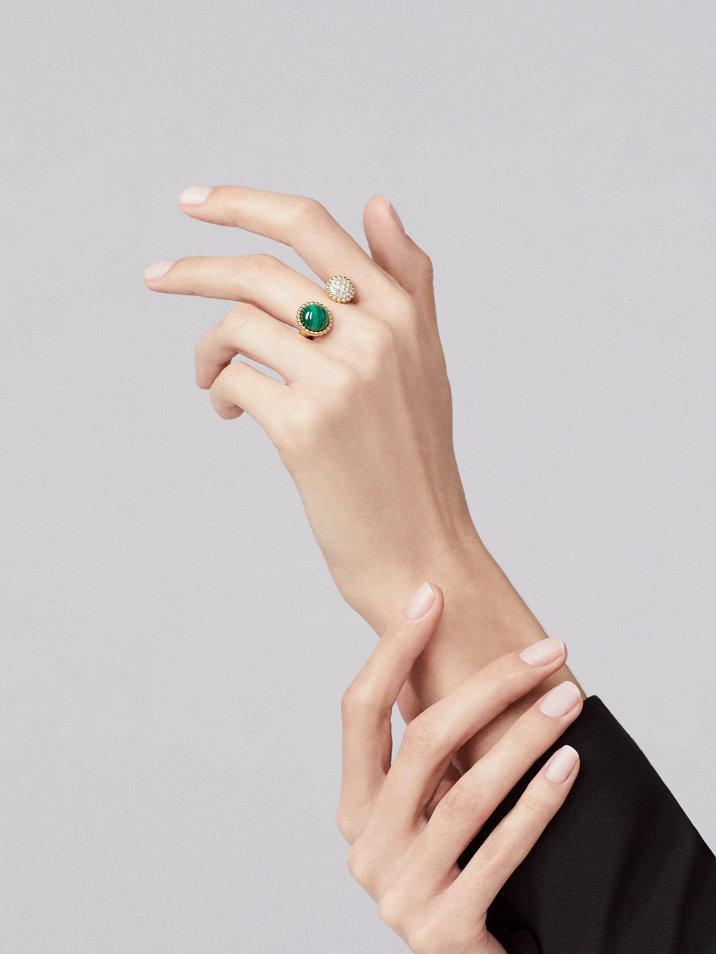 Perlée couleurs Between the Finger ring, 18K yellow gold, malachite, round diamonds.