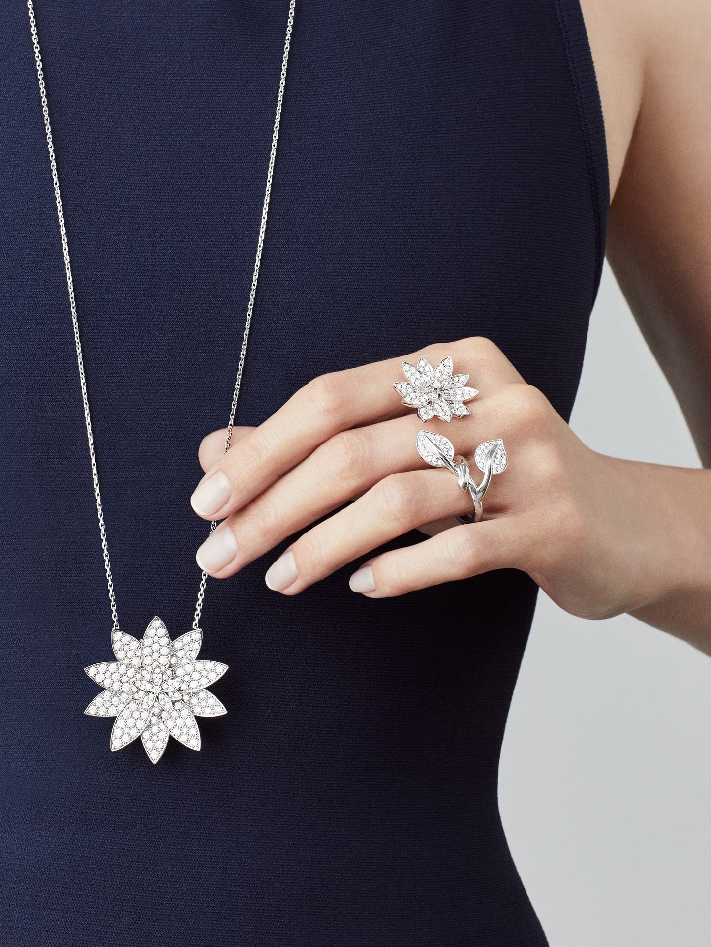 Lotus clip pendant, large model, rhodium plated 18K white gold, round diamonds.