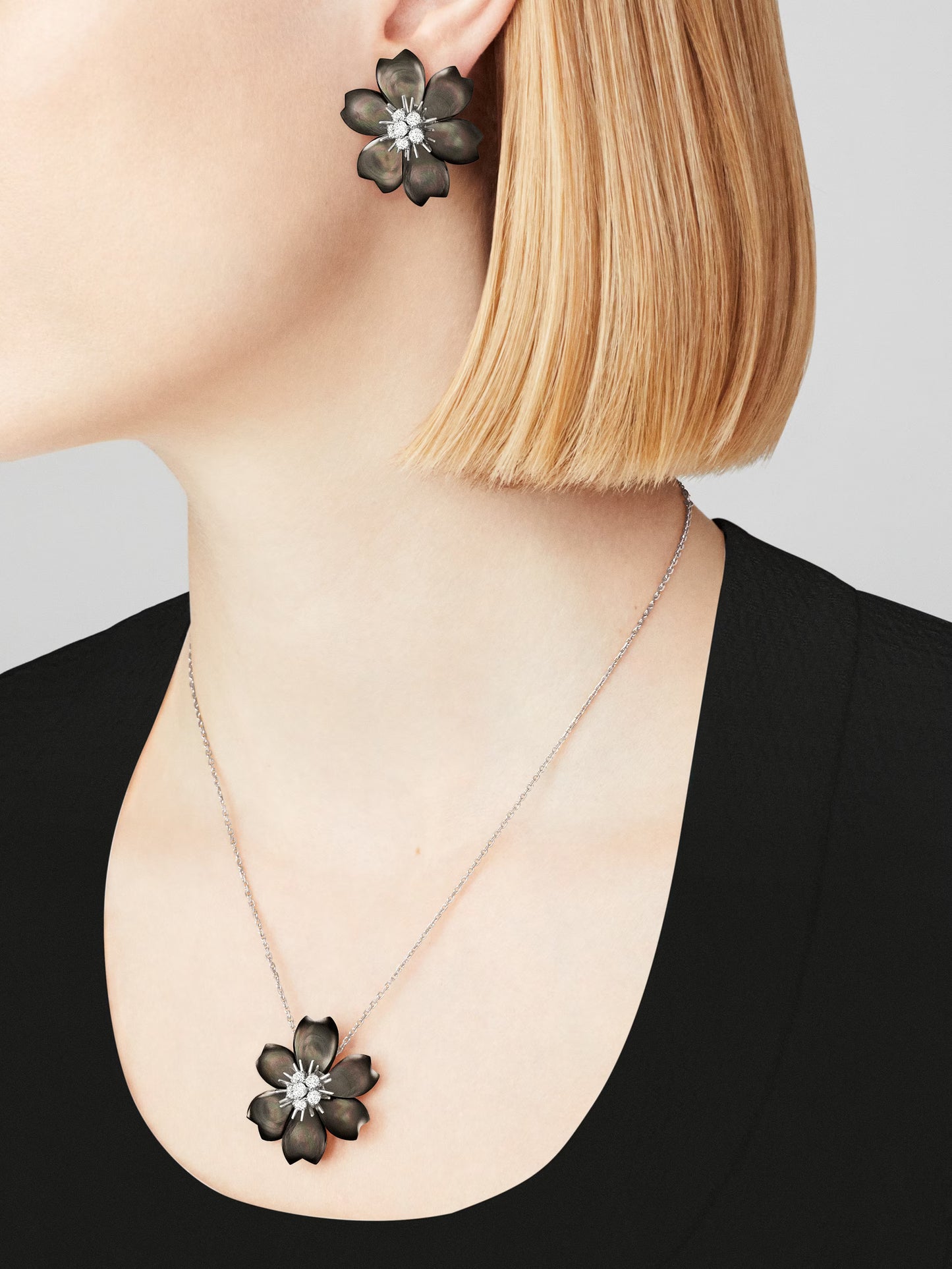 Rose de Noël clip pendant, small model, rhodium plated 18K white gold, gray mother-of-pearl, round diamonds.