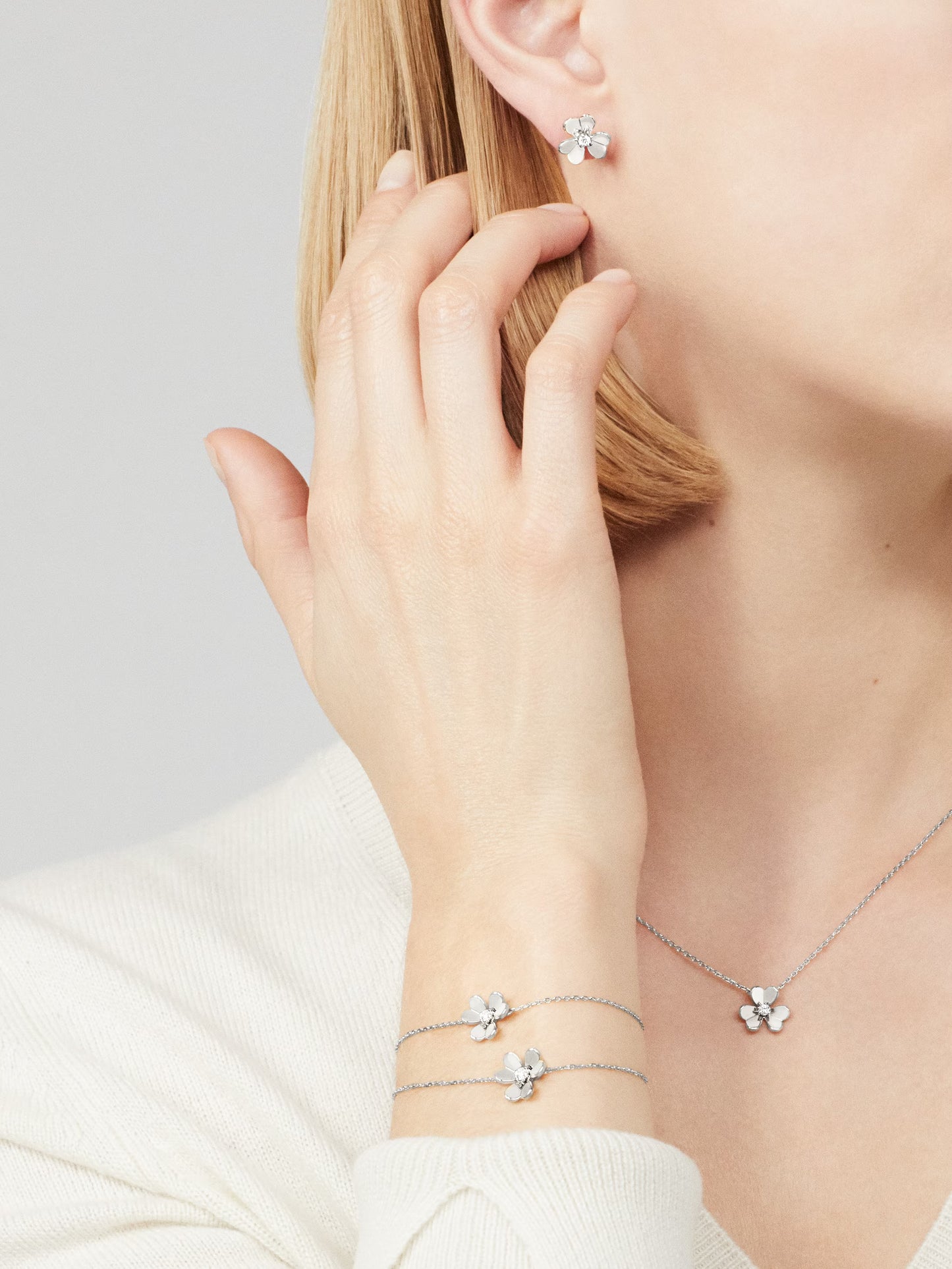 Frivole pendant, mini model, rhodium plated 18K white gold, round diamond.